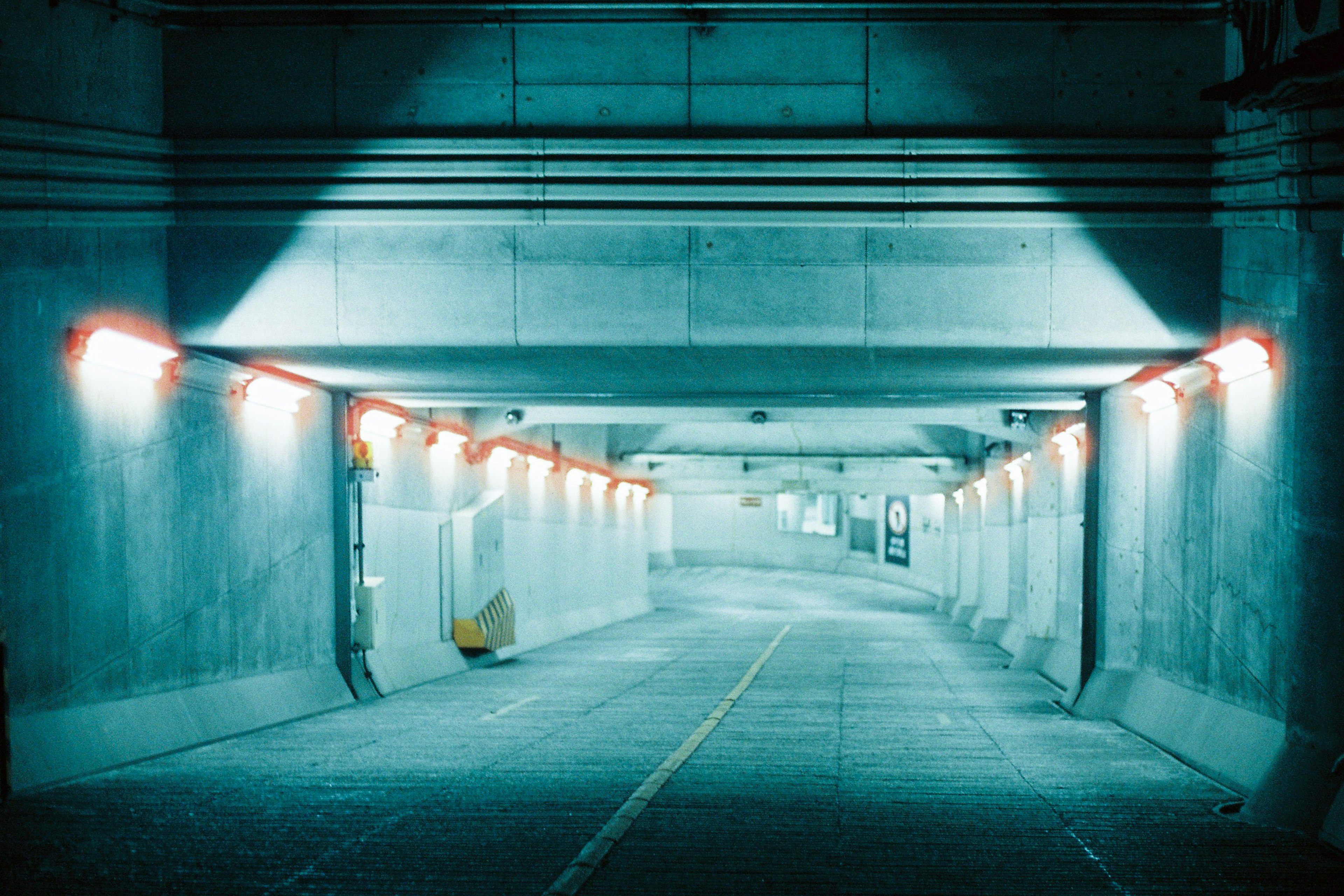 Interno di un tunnel curvo con illuminazione blu