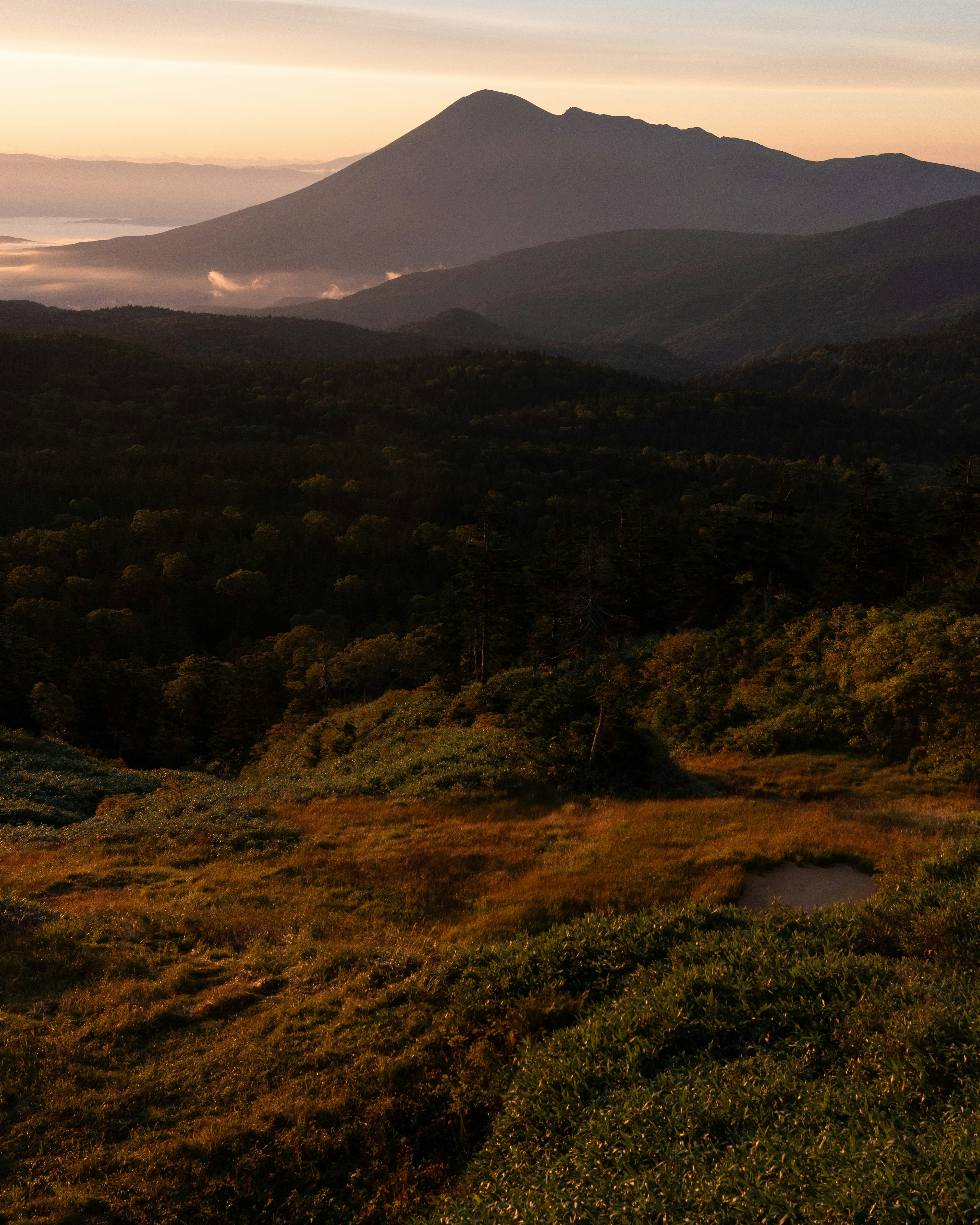 山々と朝の霧の美しい風景