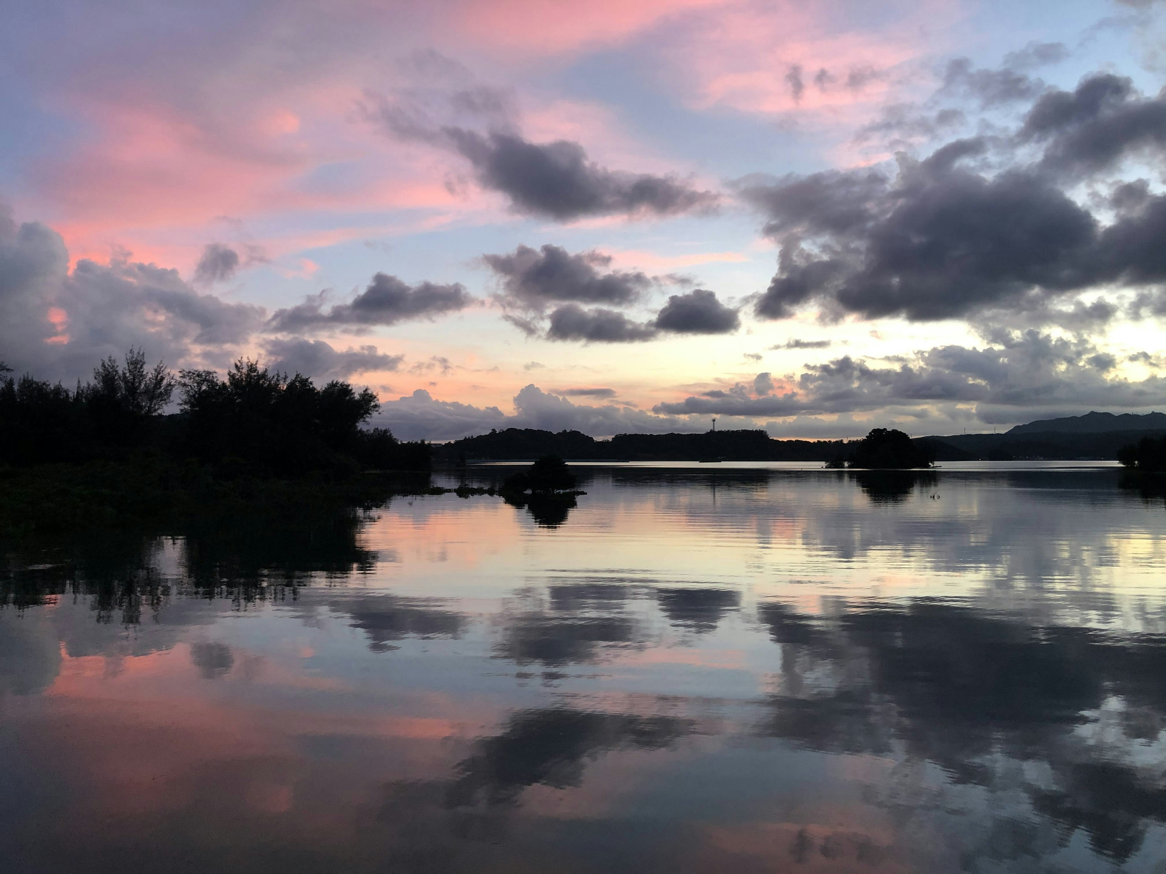 美しい夕焼けが映る静かな湖の風景