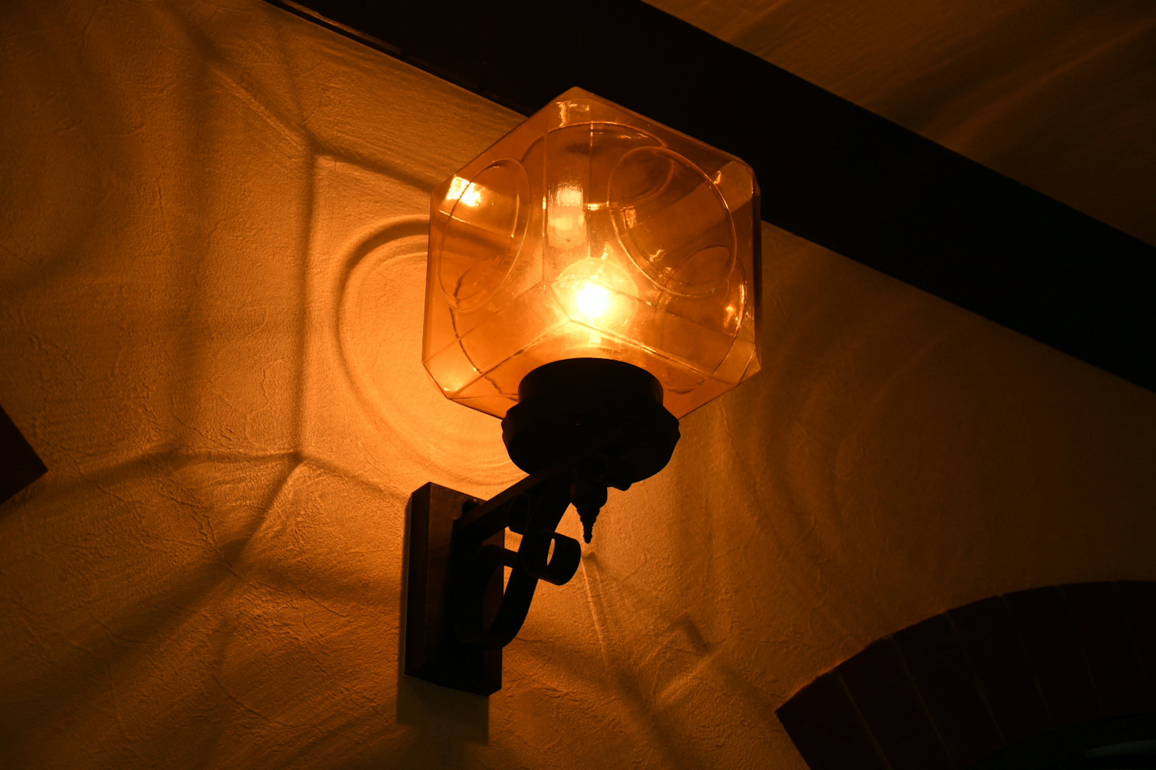 Image d'une lampe murale émettant une lumière chaleureuse