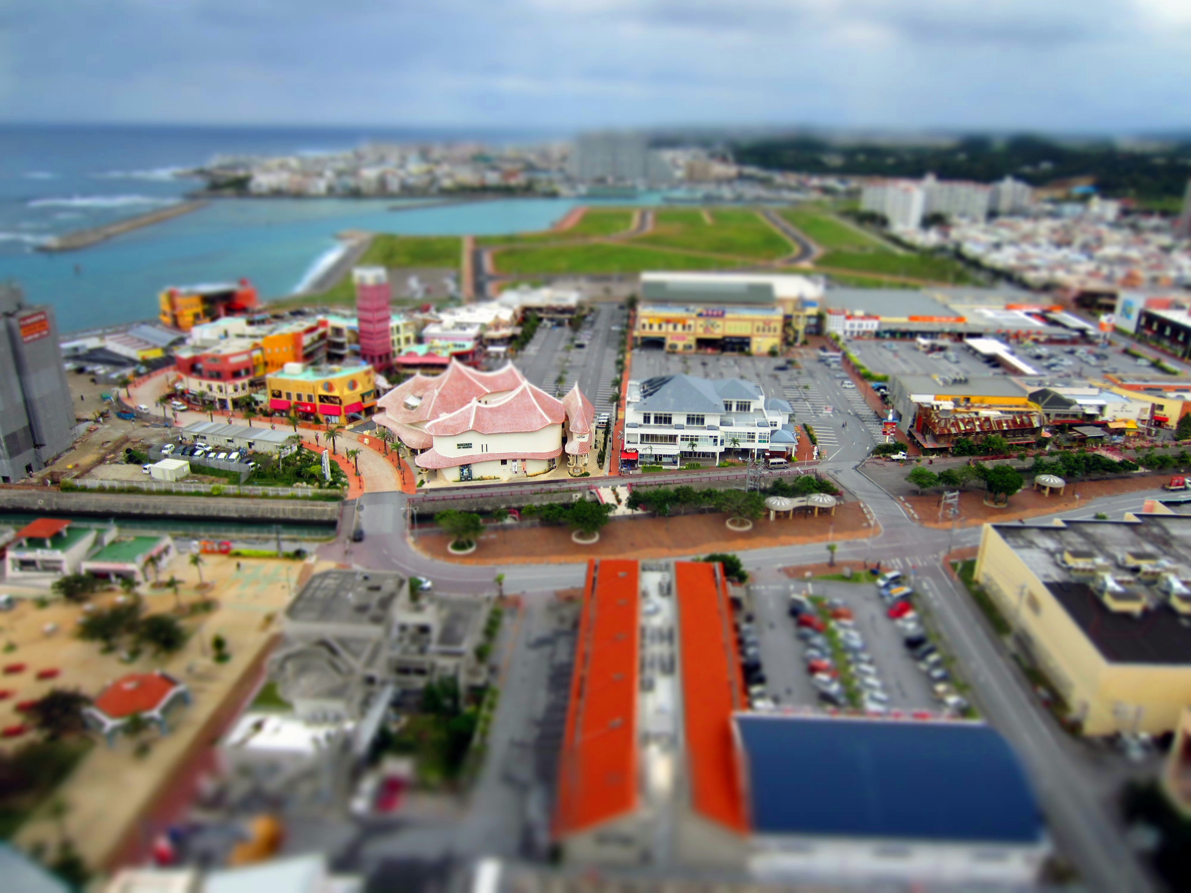 海濱城市的鳥瞰圖，展示商業建築和道路