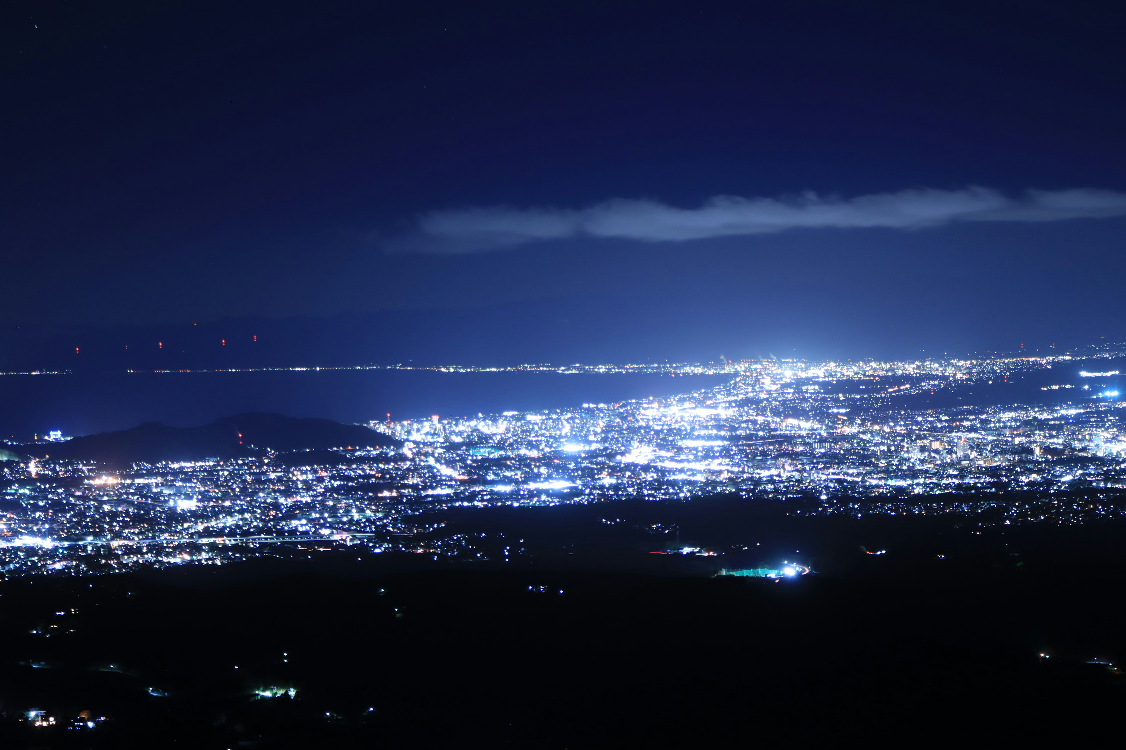 Paisaje urbano nocturno con luces brillantes