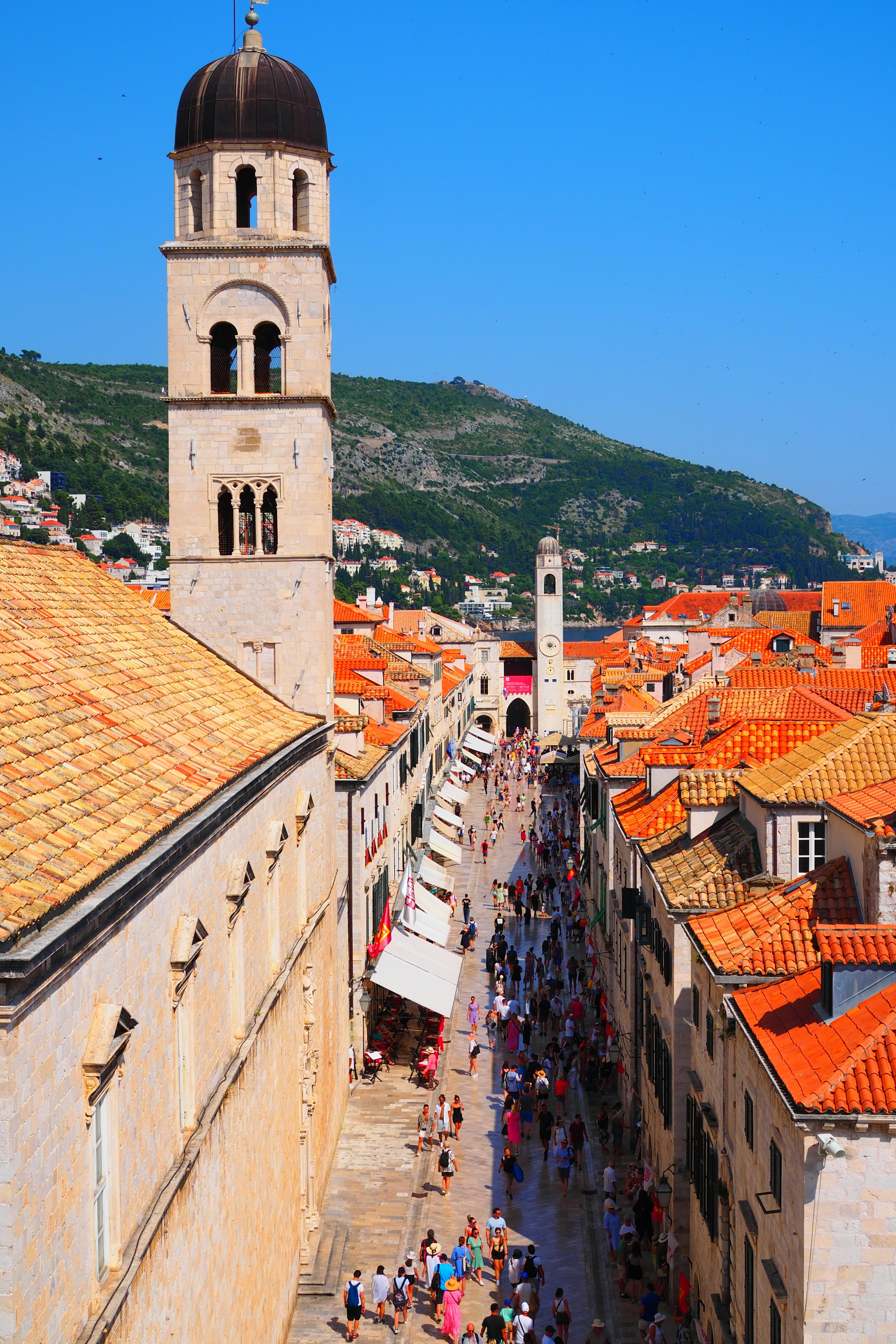 Khung cảnh đẹp của Dubrovnik với mái ngói cam và tháp lịch sử