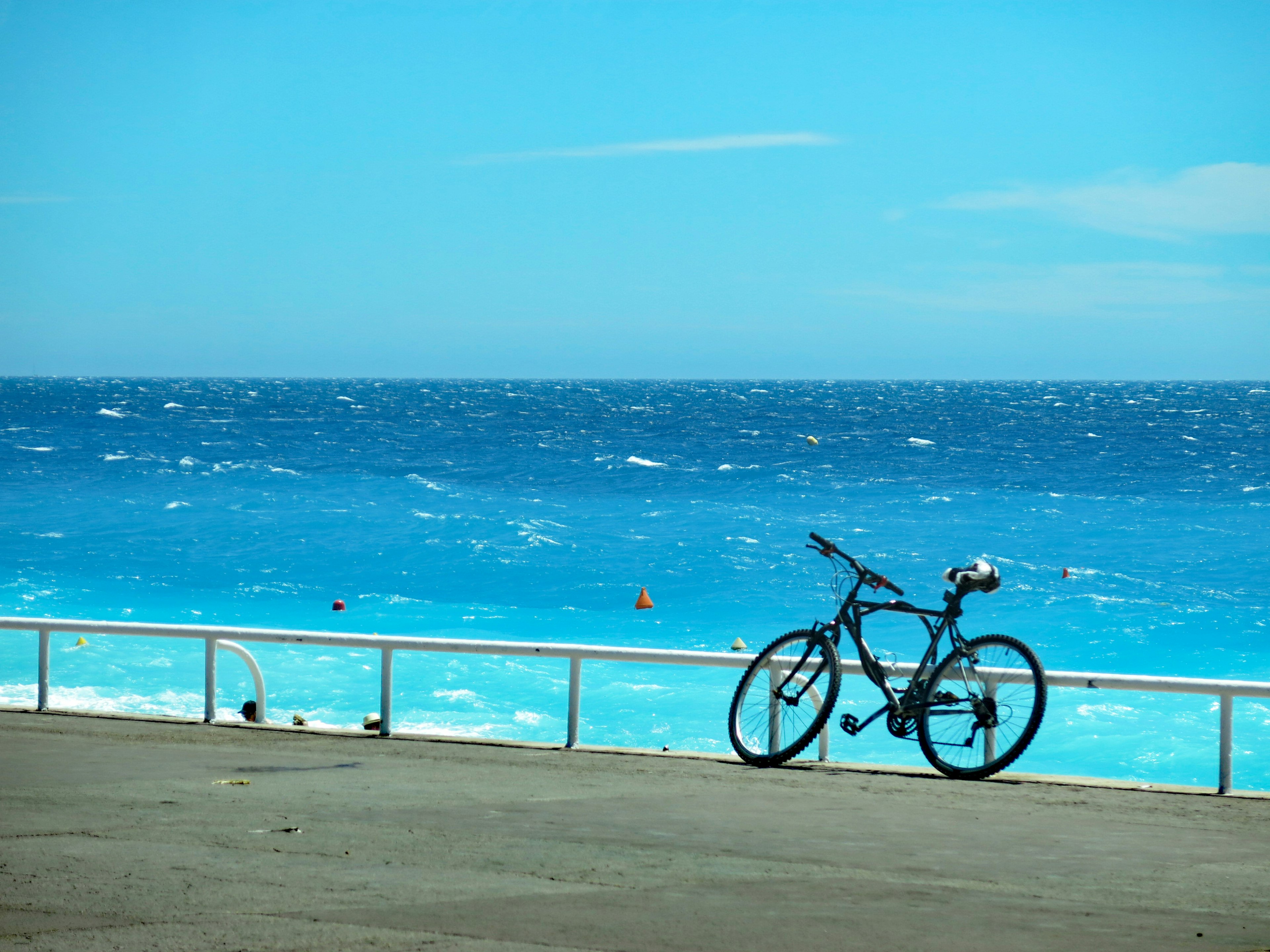 Ein Fahrrad, das am lebhaften blauen Ozean geparkt ist