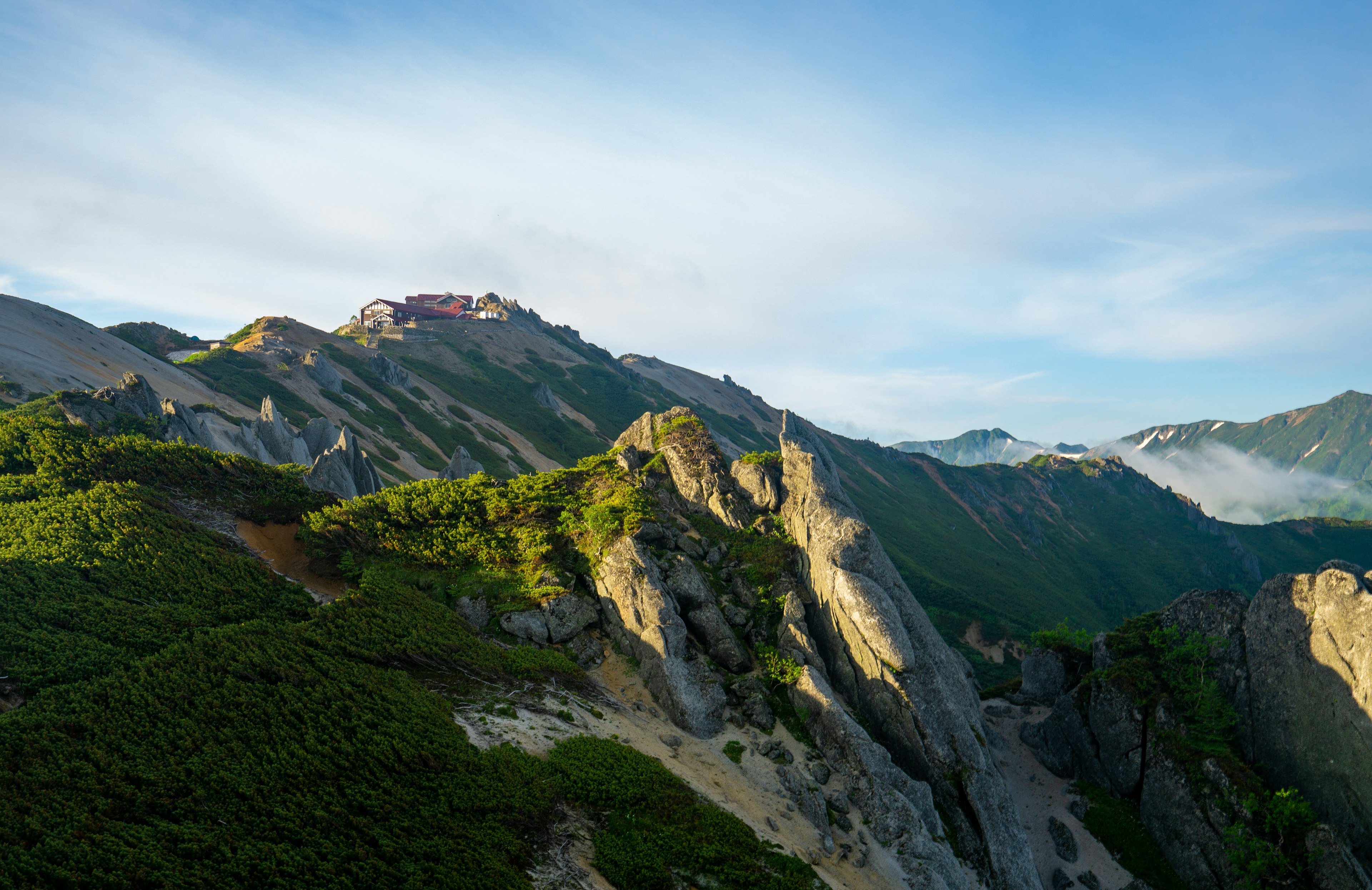 Meraviglioso paesaggio montano con colline verdi e formazioni rocciose