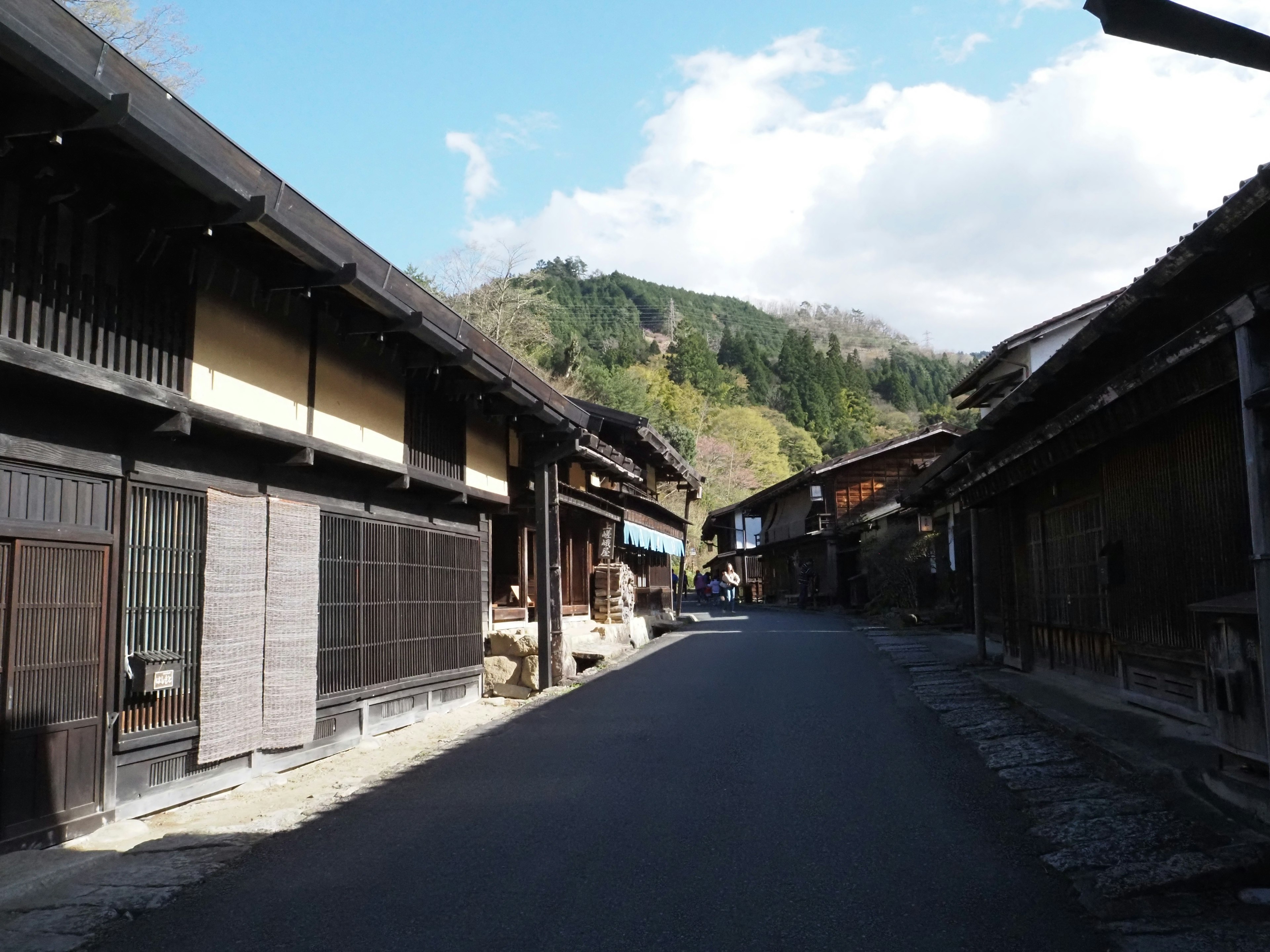 宁静的古镇街道，传统木建筑和山脉