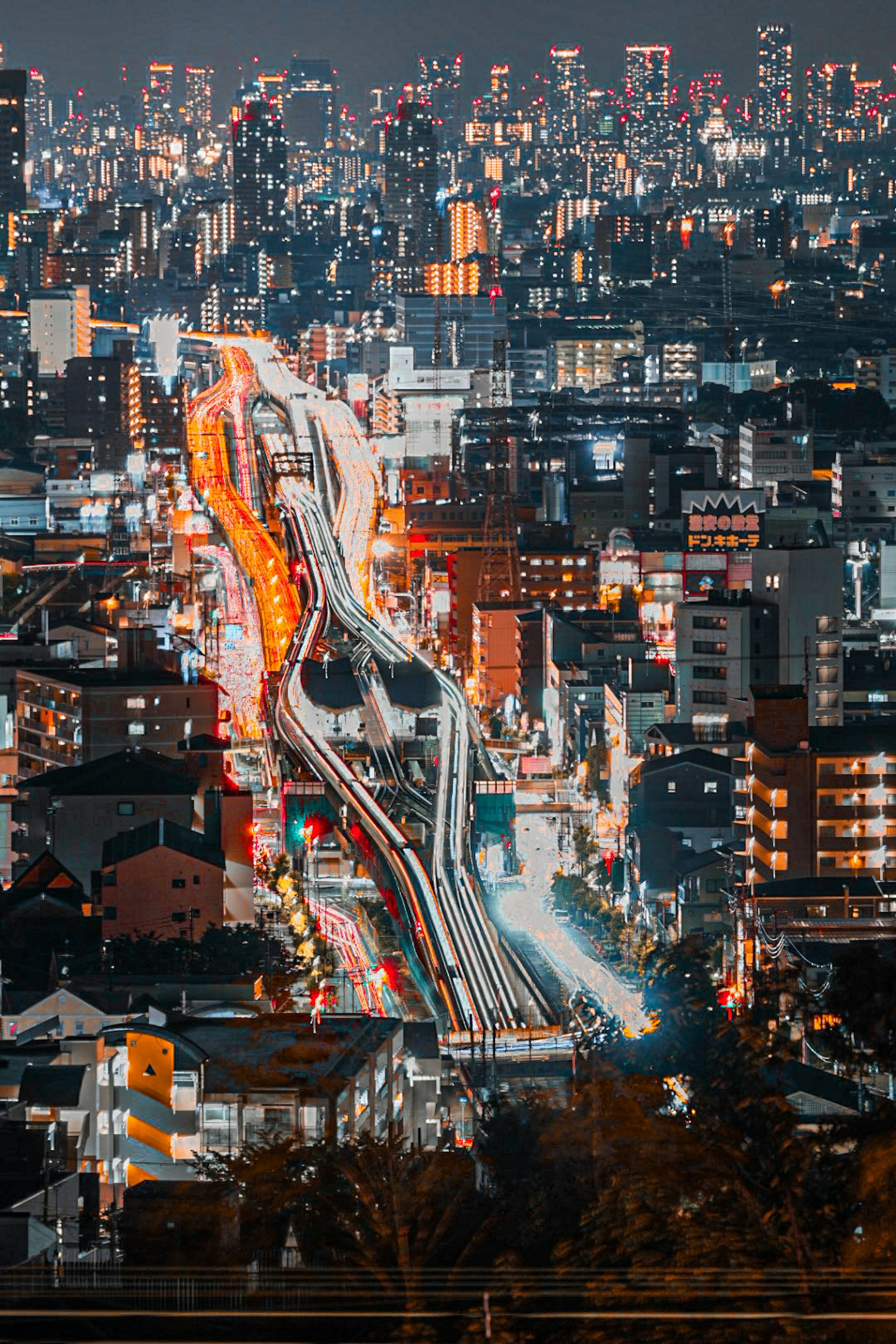 夜间城市风景，蜿蜒的铁路和亮灯建筑