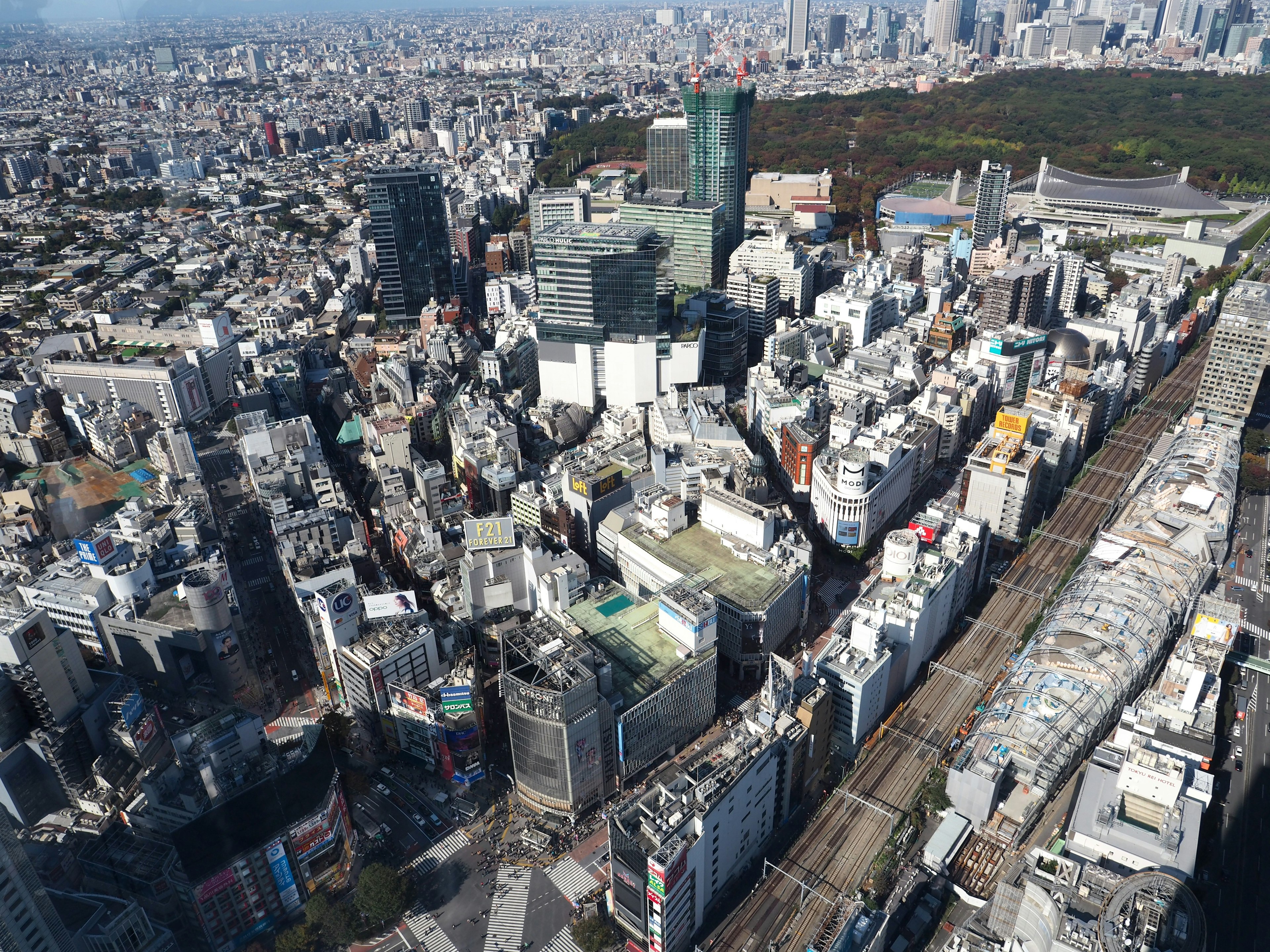 Pemandangan udara lanskap perkotaan Tokyo dengan taman hijau dan gedung pencakar langit