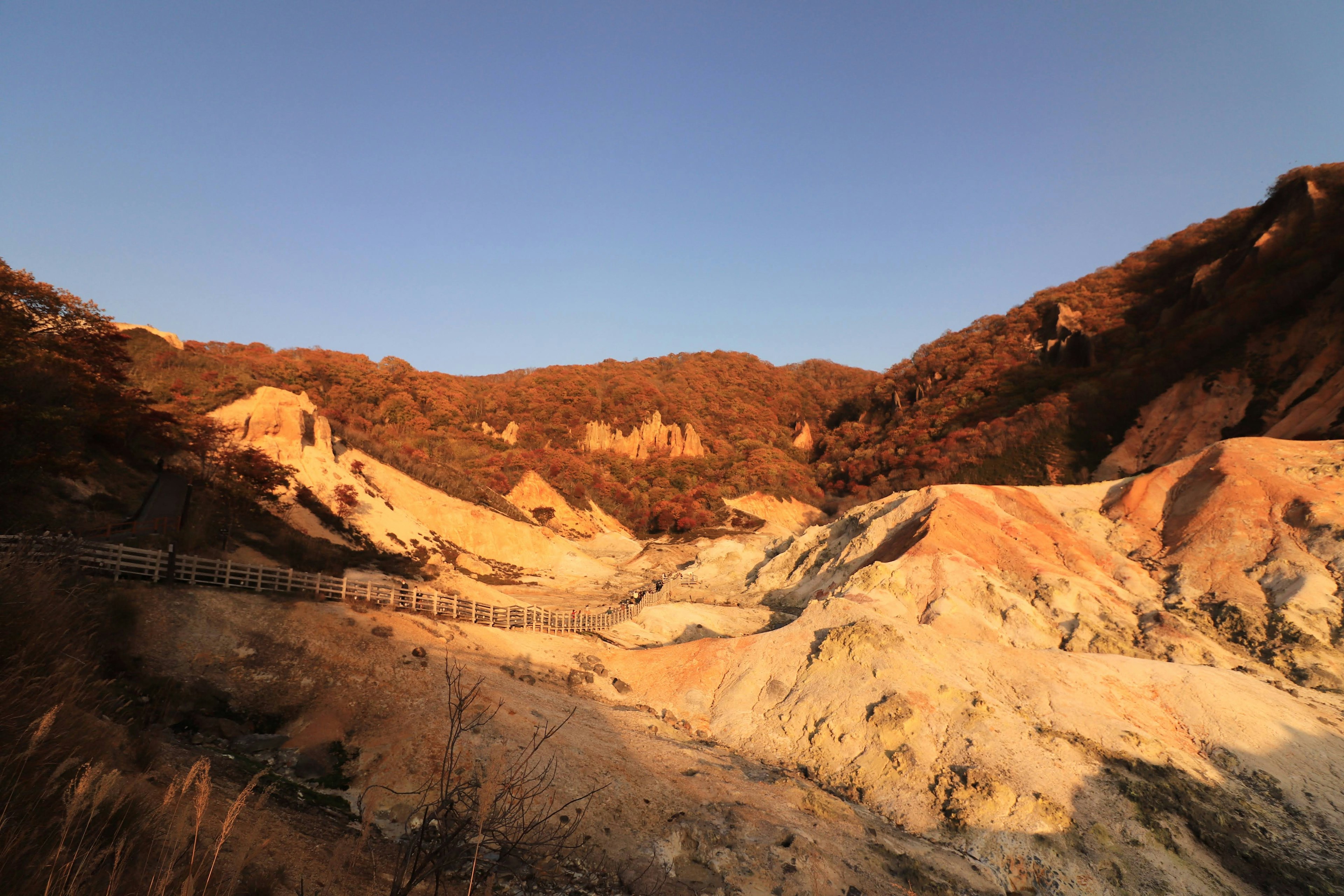 美麗的山脈風景，夕陽下照亮的橙色地面