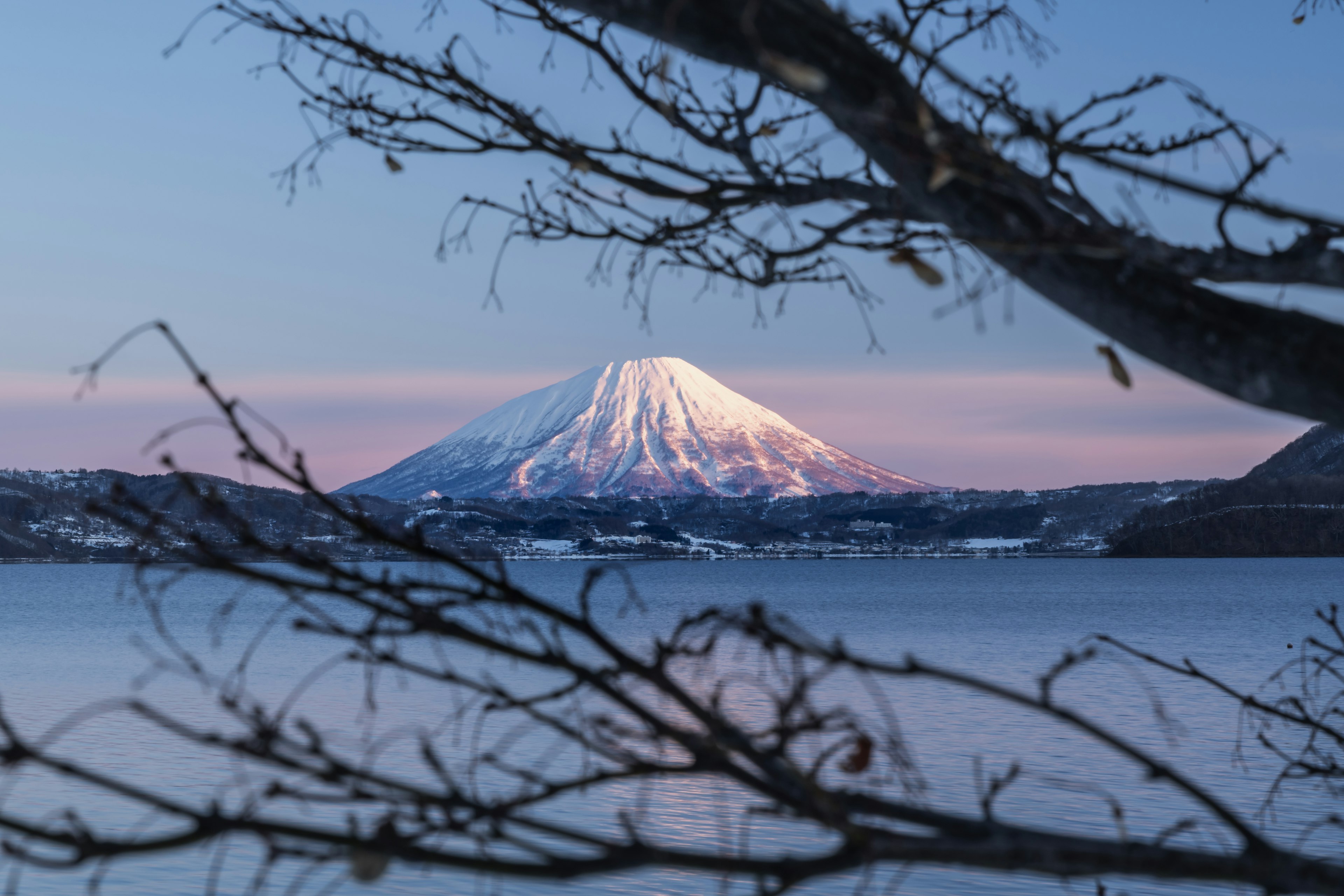 Mont enneigé reflété sur la surface de l'eau