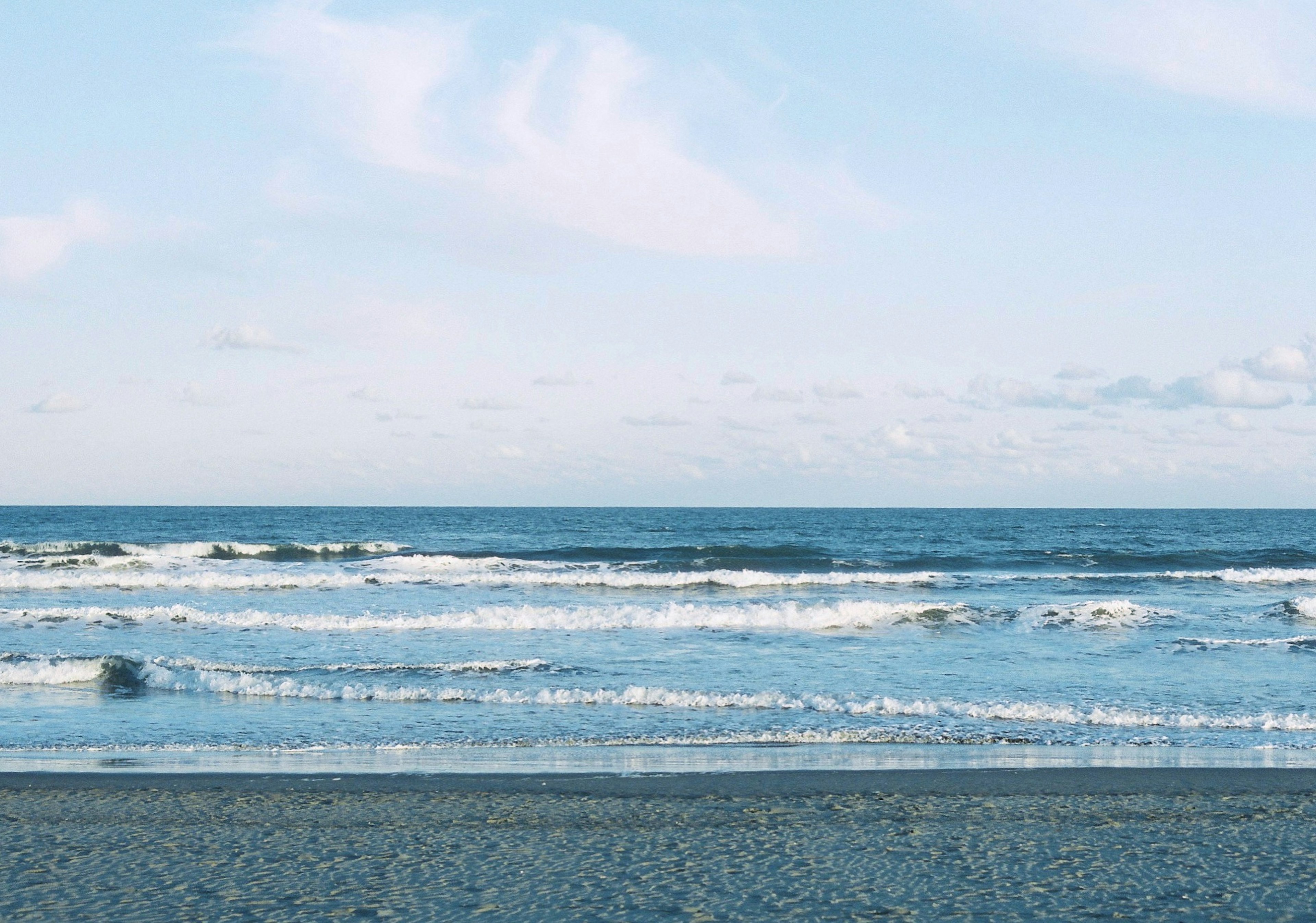 青い海と穏やかな波のビーチ風景