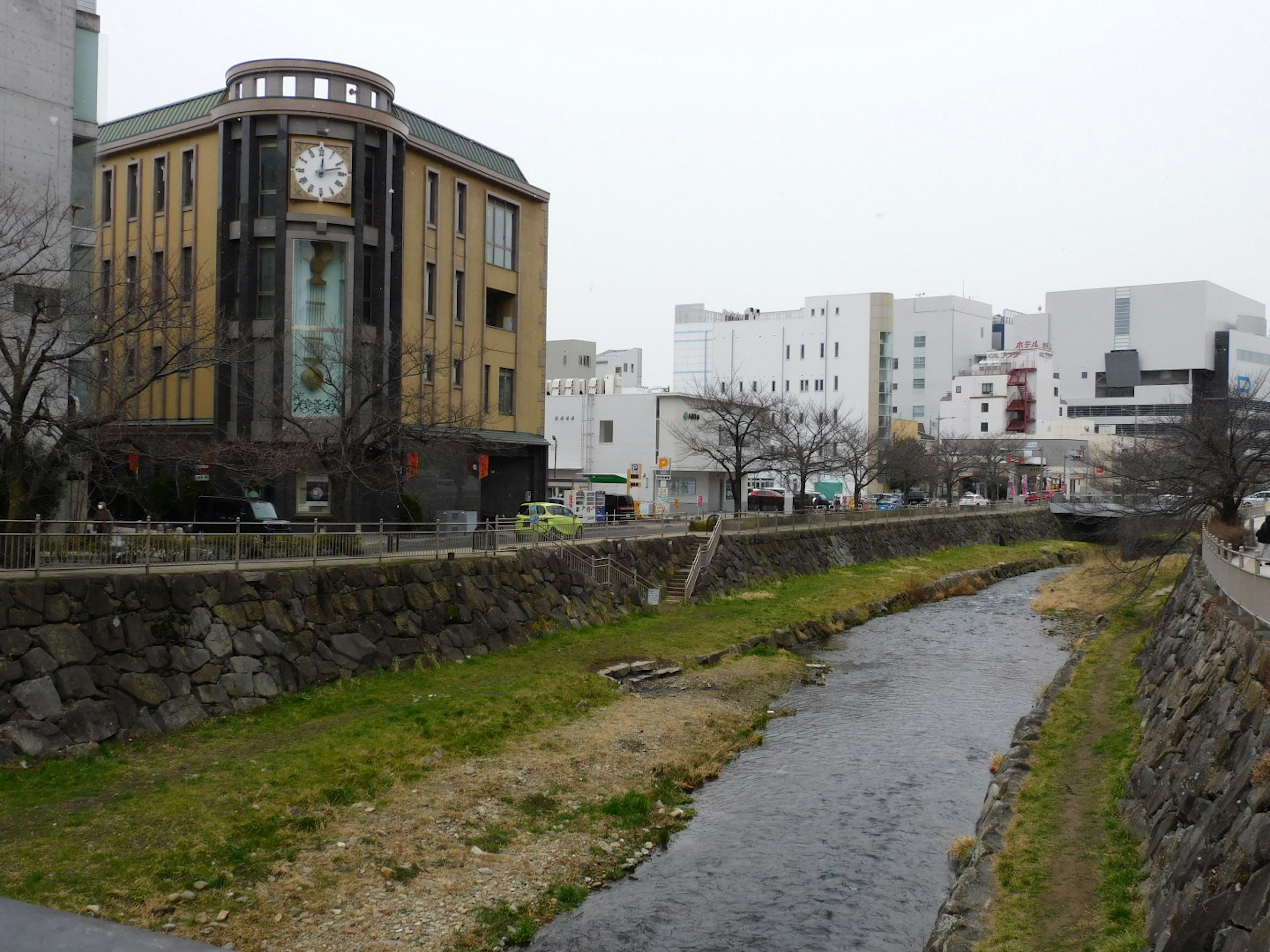 Vue pittoresque avec un bâtiment historique près d'une rivière et une architecture moderne