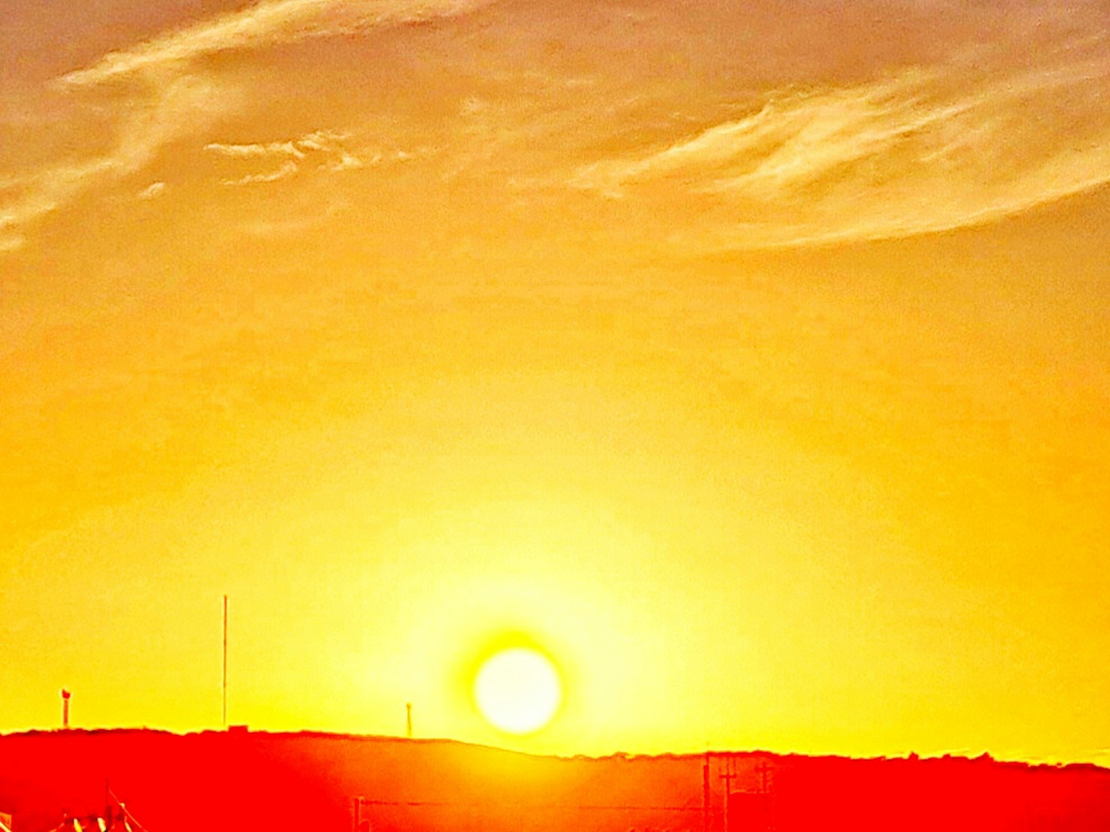 Bellissimo tramonto con cielo arancione e silhouette di colline