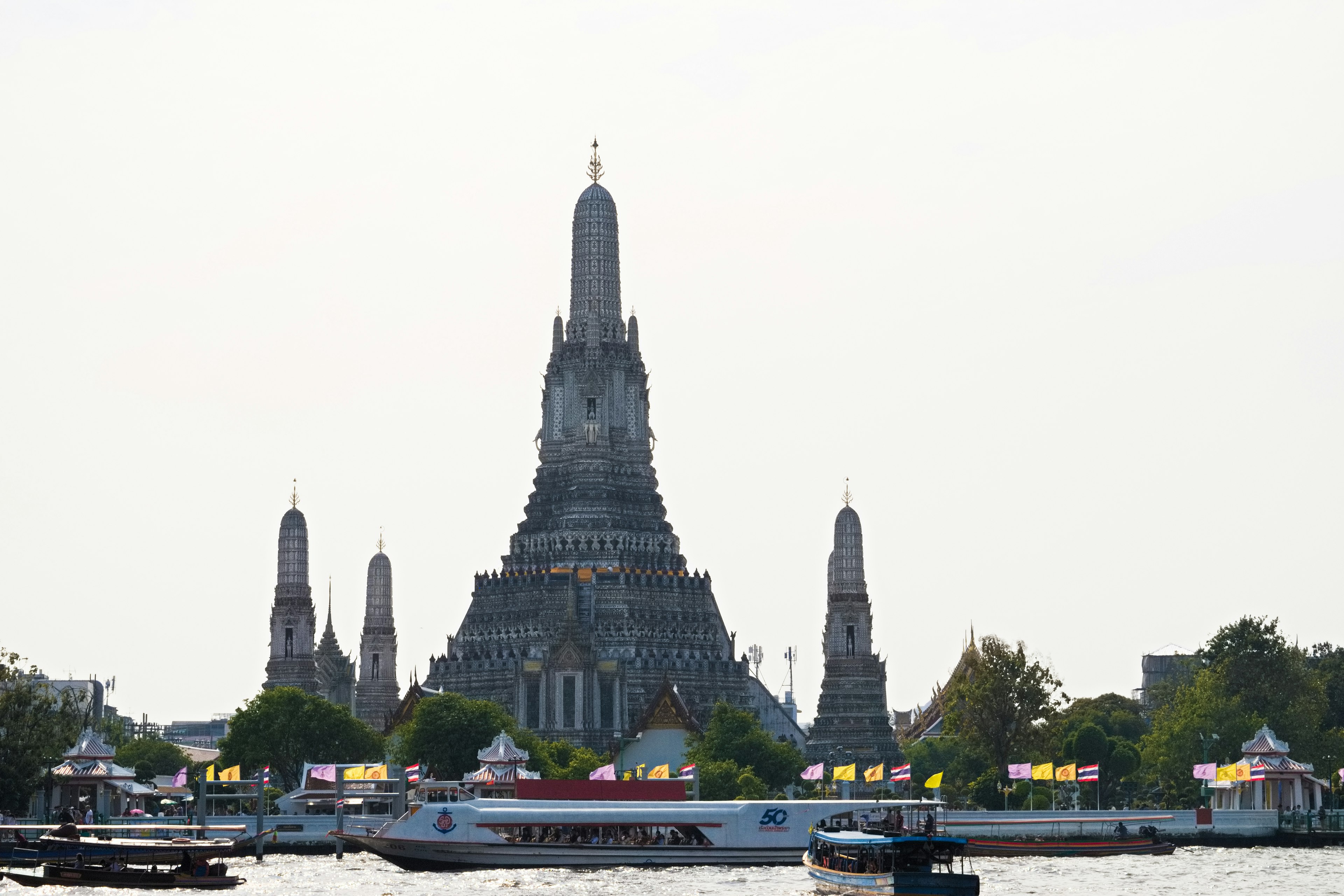 Khung cảnh tuyệt đẹp của chùa Wat Arun ở Bangkok với phong cảnh sông nước