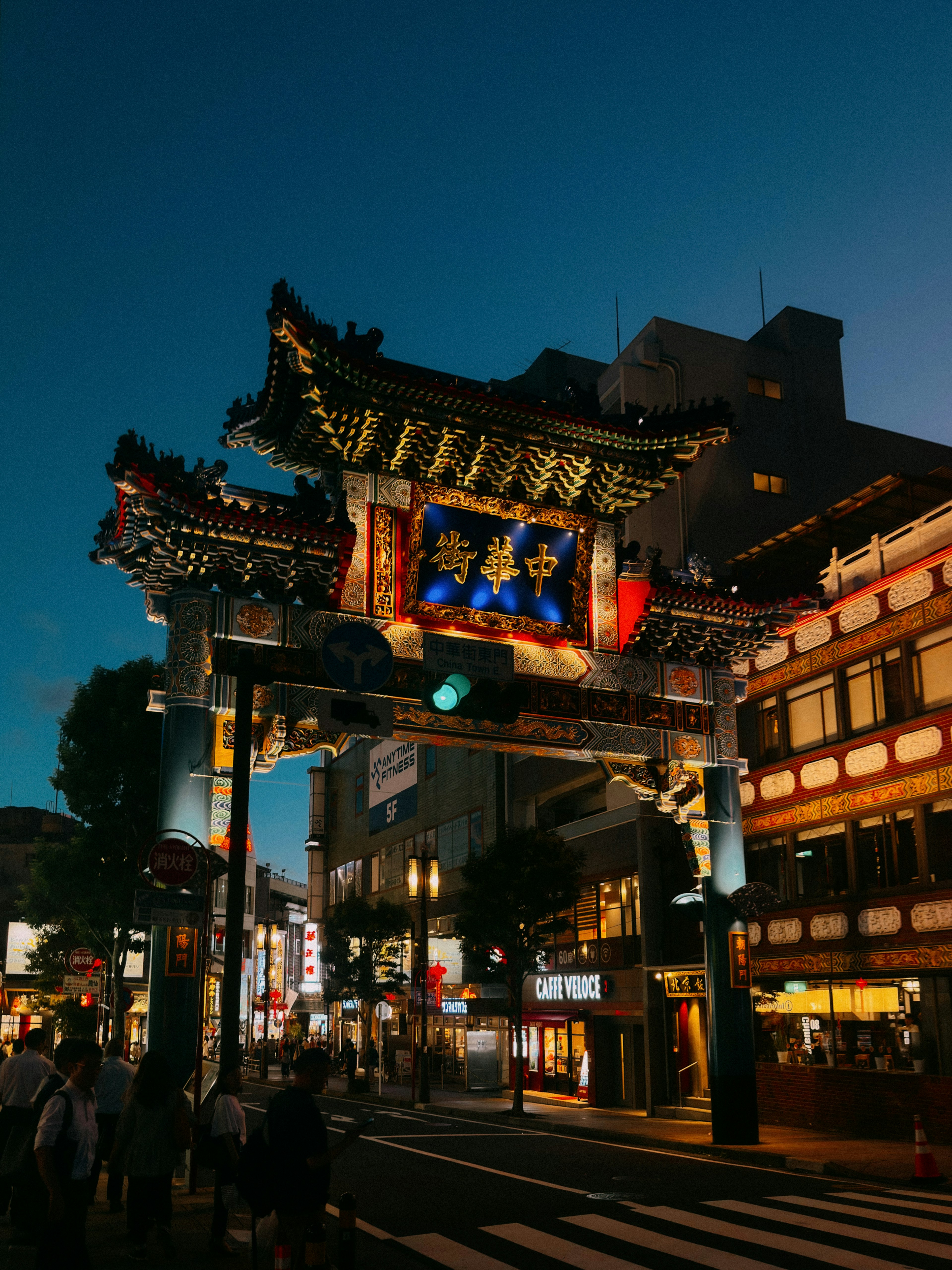 夜間照亮的傳統建築和生動的拱門