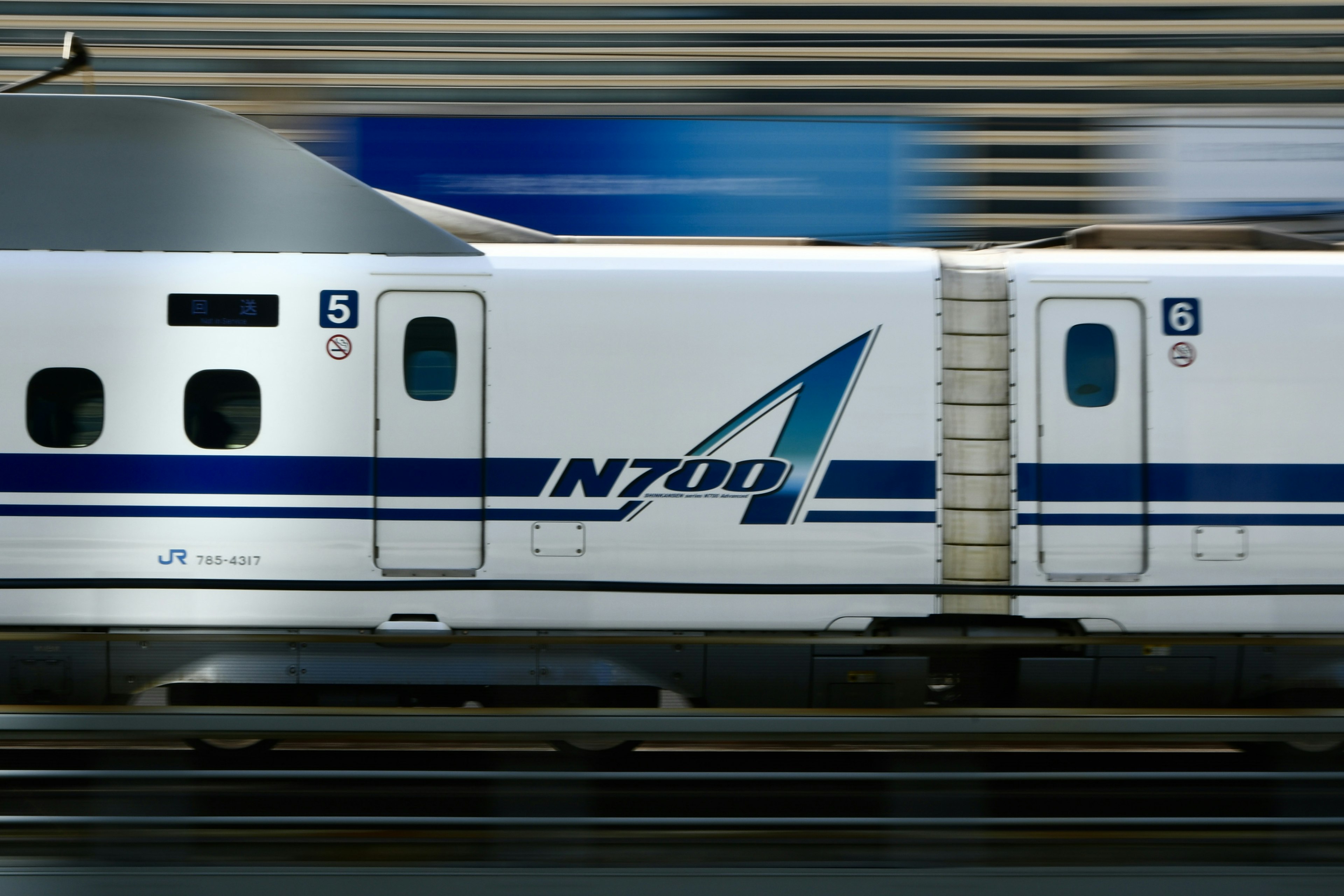 Tampilan samping N700 Shinkansen dalam gerakan