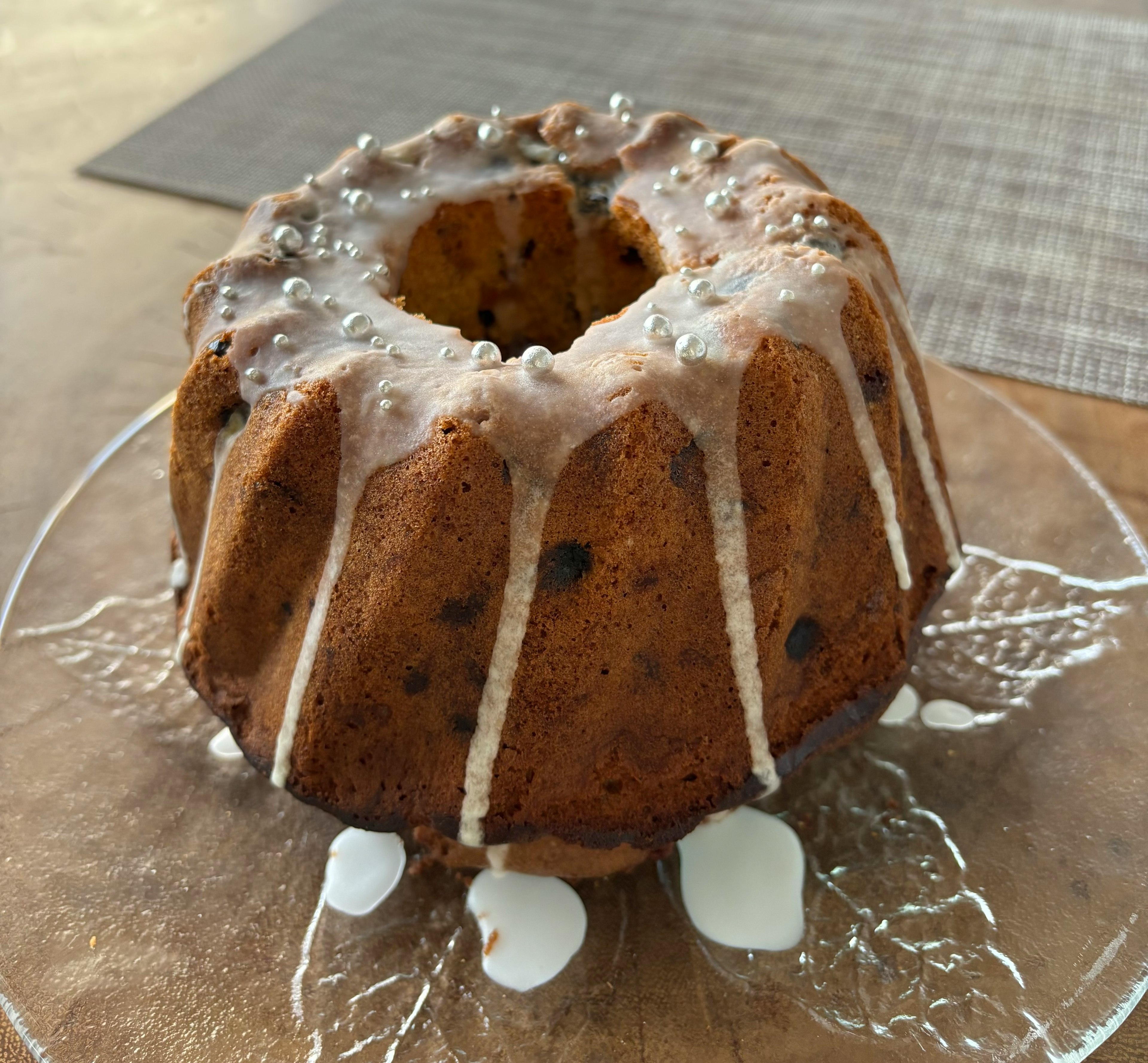 Una deliziosa torta bundt decorata con glassa bianca e gocce di cioccolato