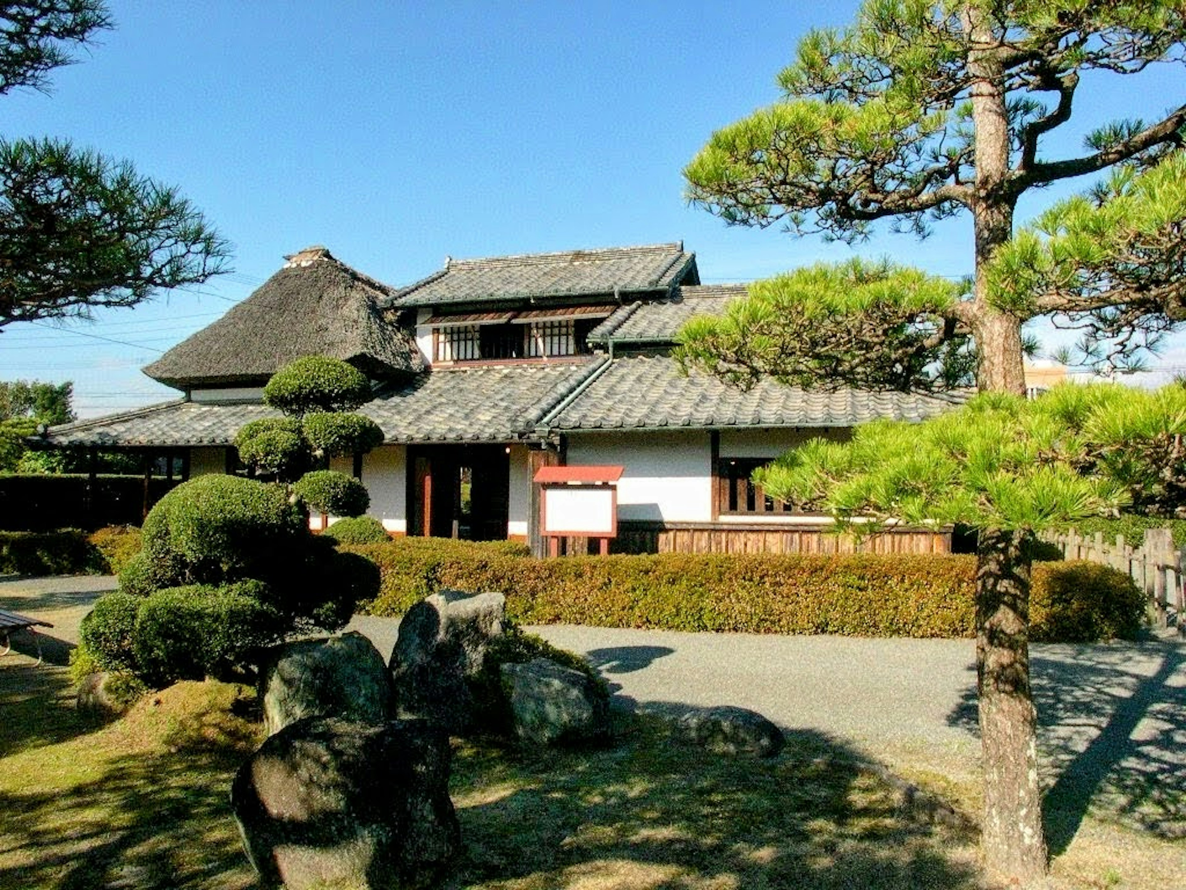 Maison japonaise traditionnelle avec un jardin bien entretenu