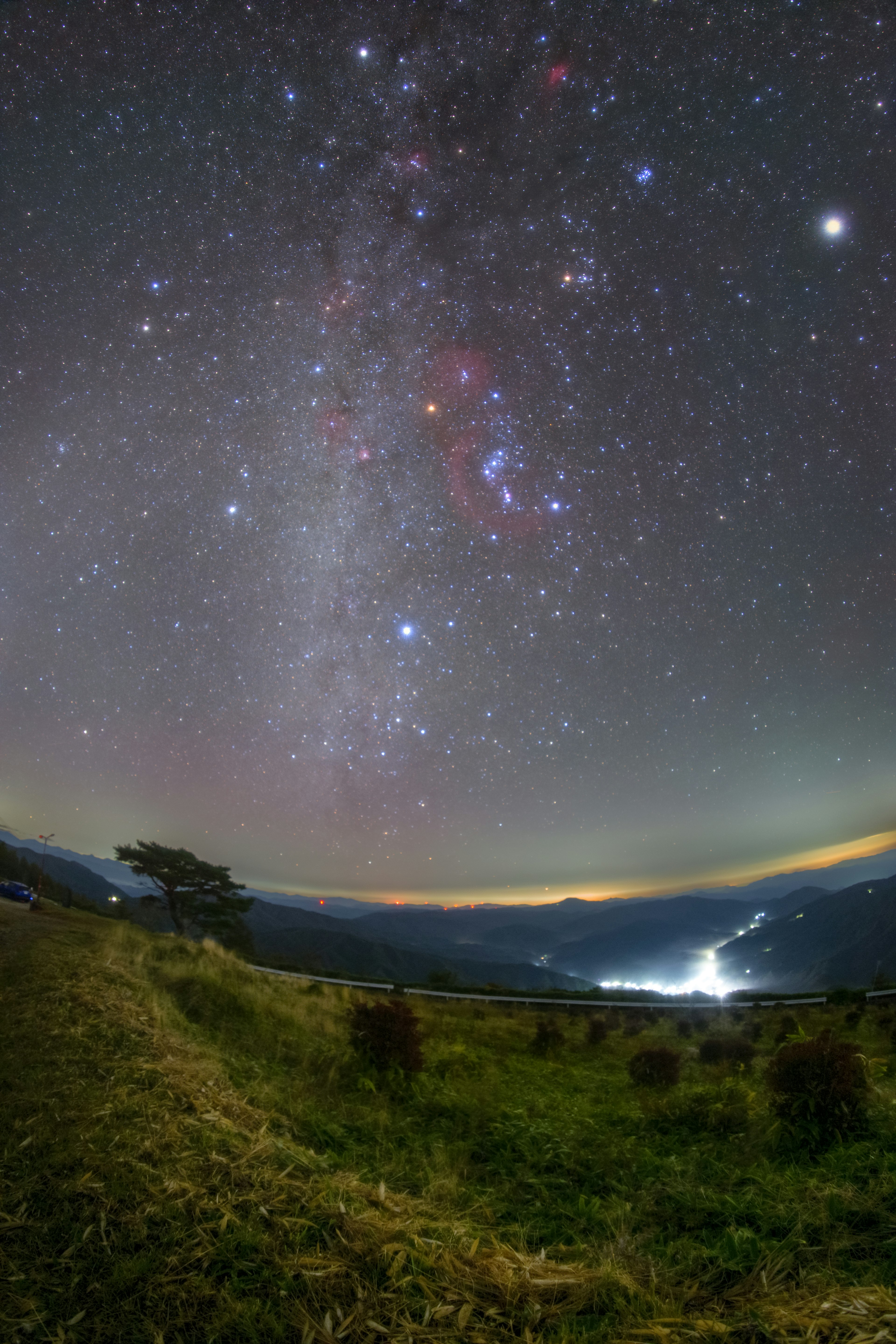 星空と山の風景が広がる夜空の写真