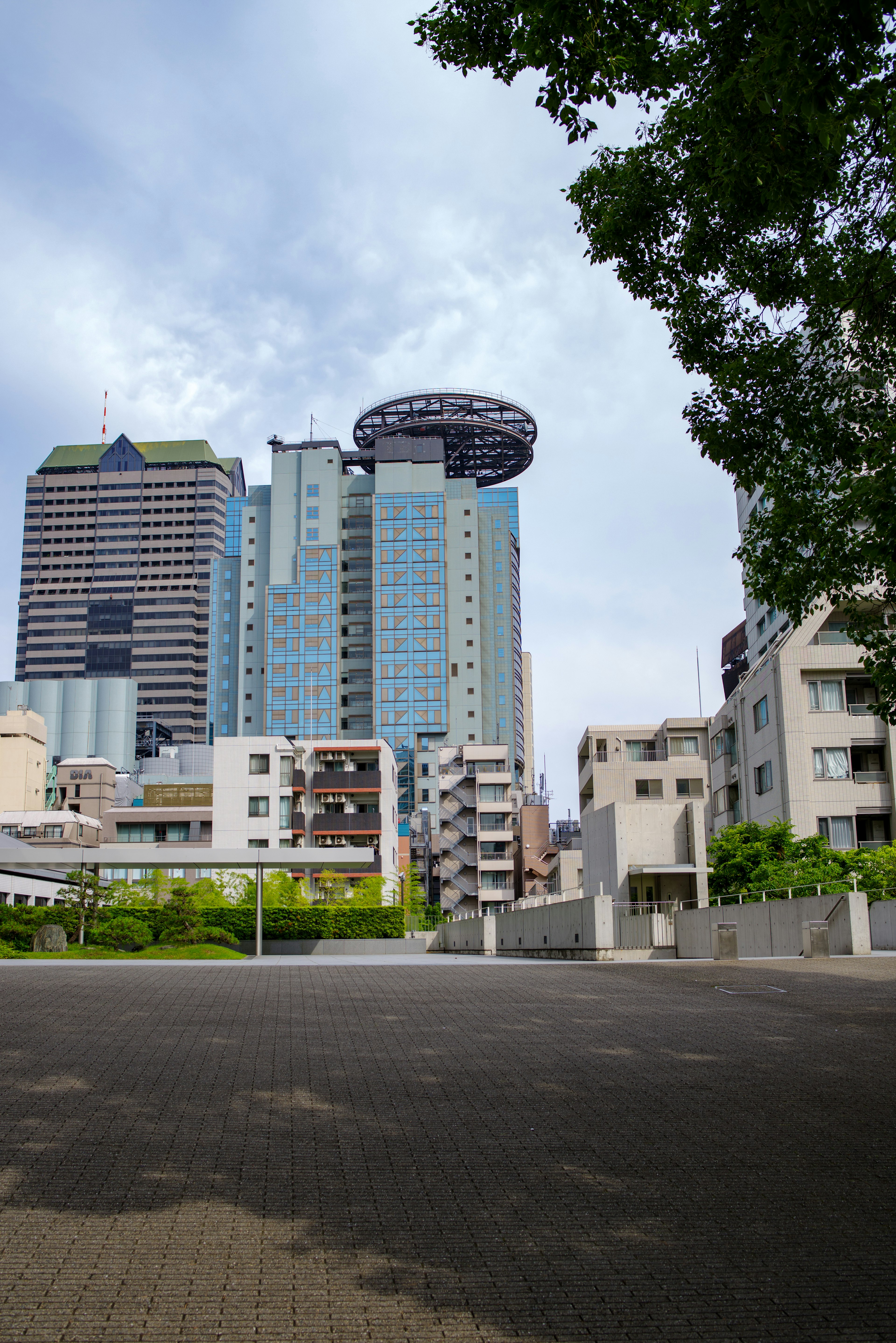 Garis langit kota dengan gedung pencakar langit modern dan langit mendung