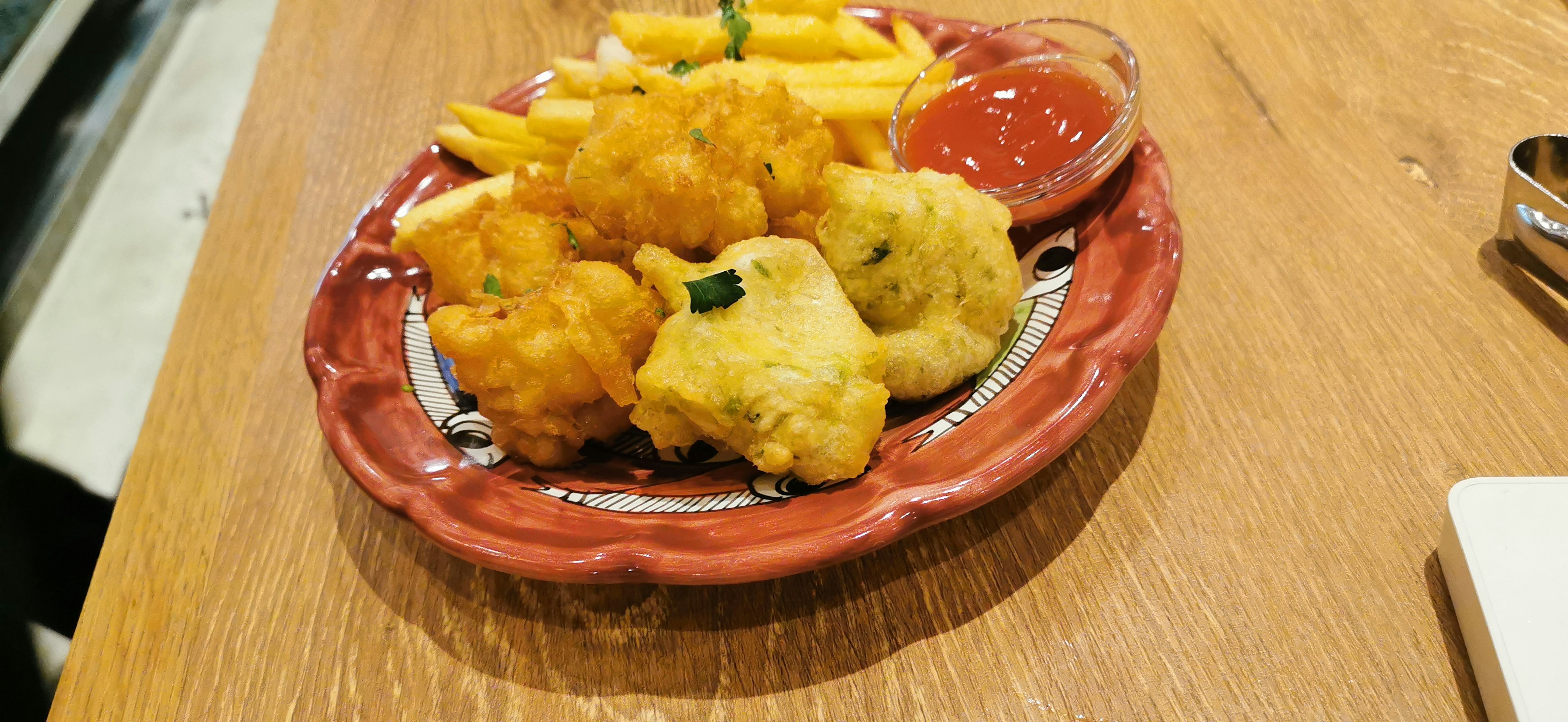 Plato de comida frita con papas fritas crujientes y salsa para mojar