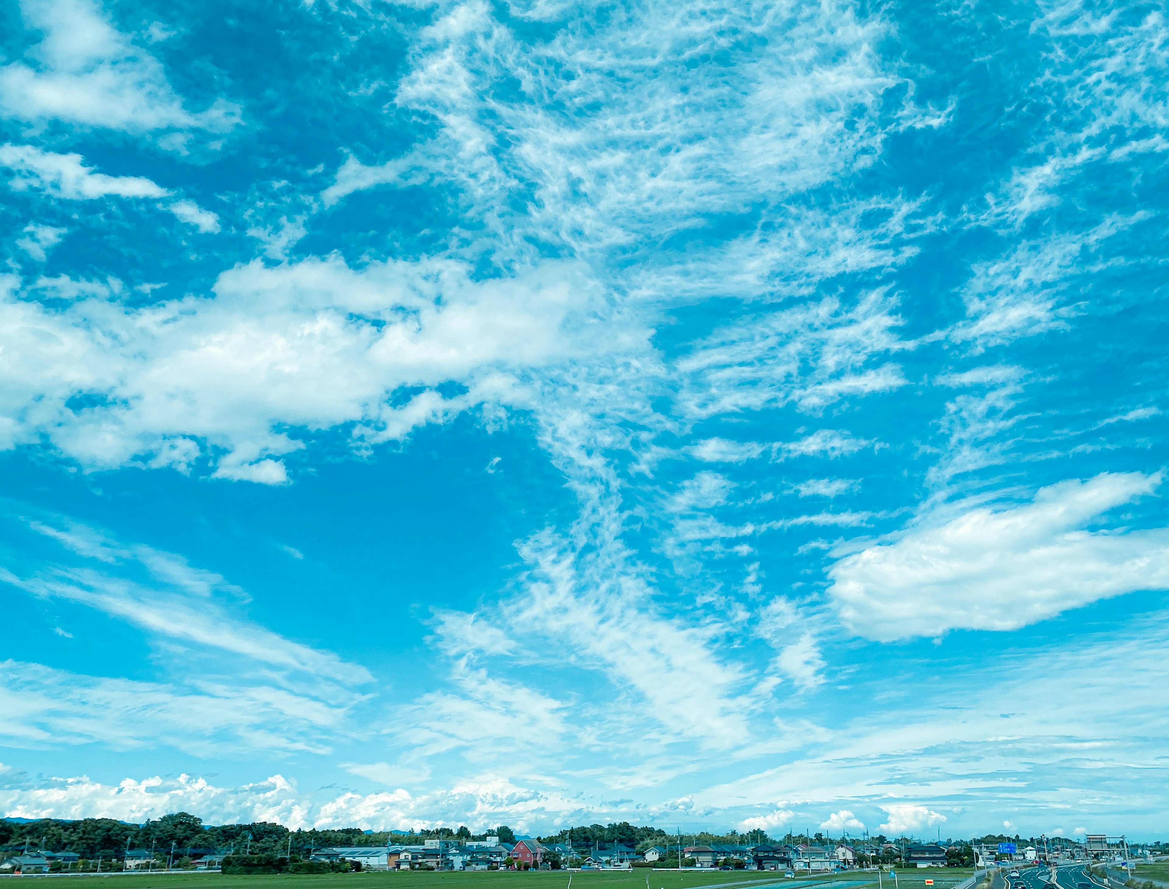 Ciel bleu vif avec des nuages blancs