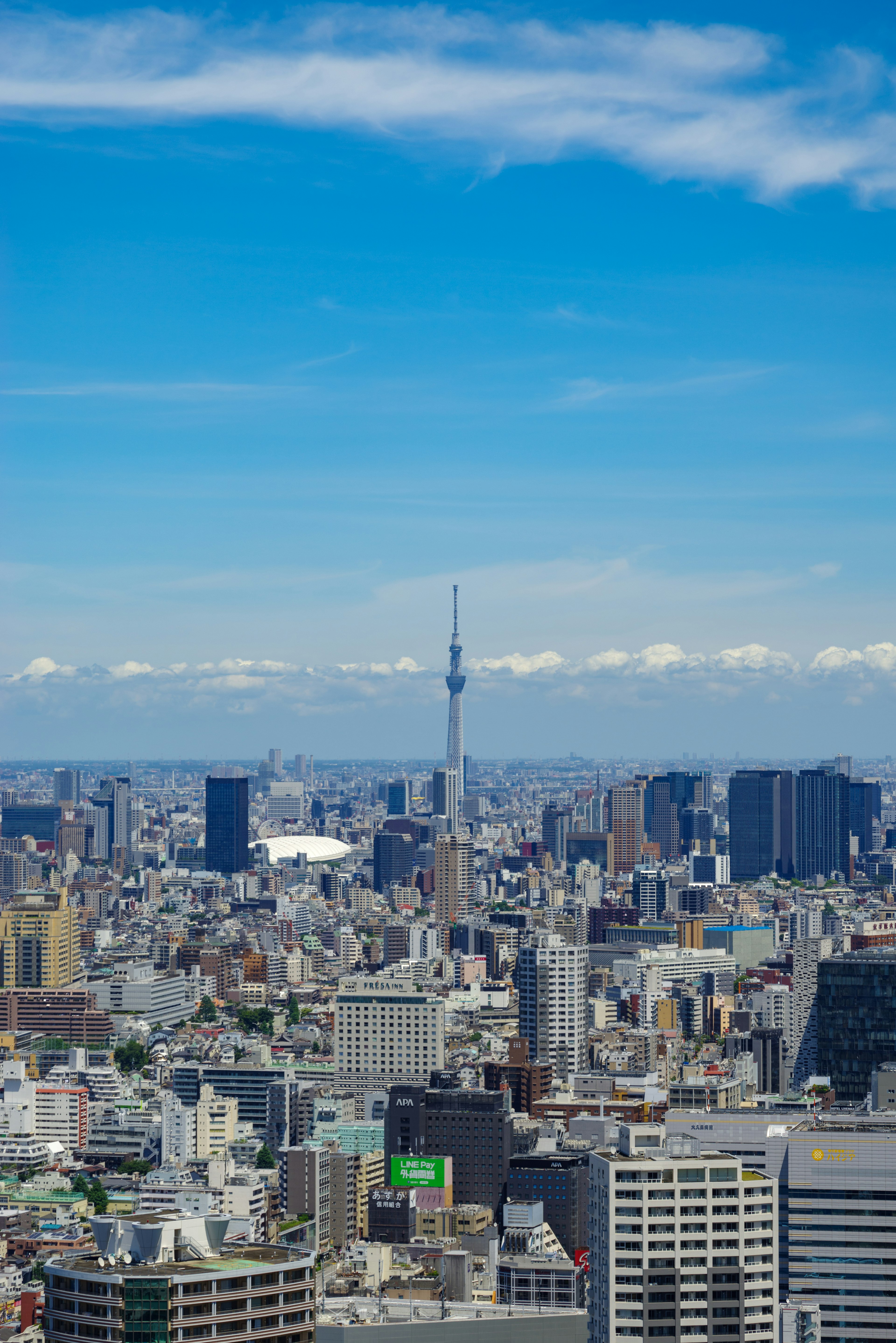 Cảnh quan thành phố Tokyo có Tokyo Skytree dưới bầu trời xanh rõ ràng với mây