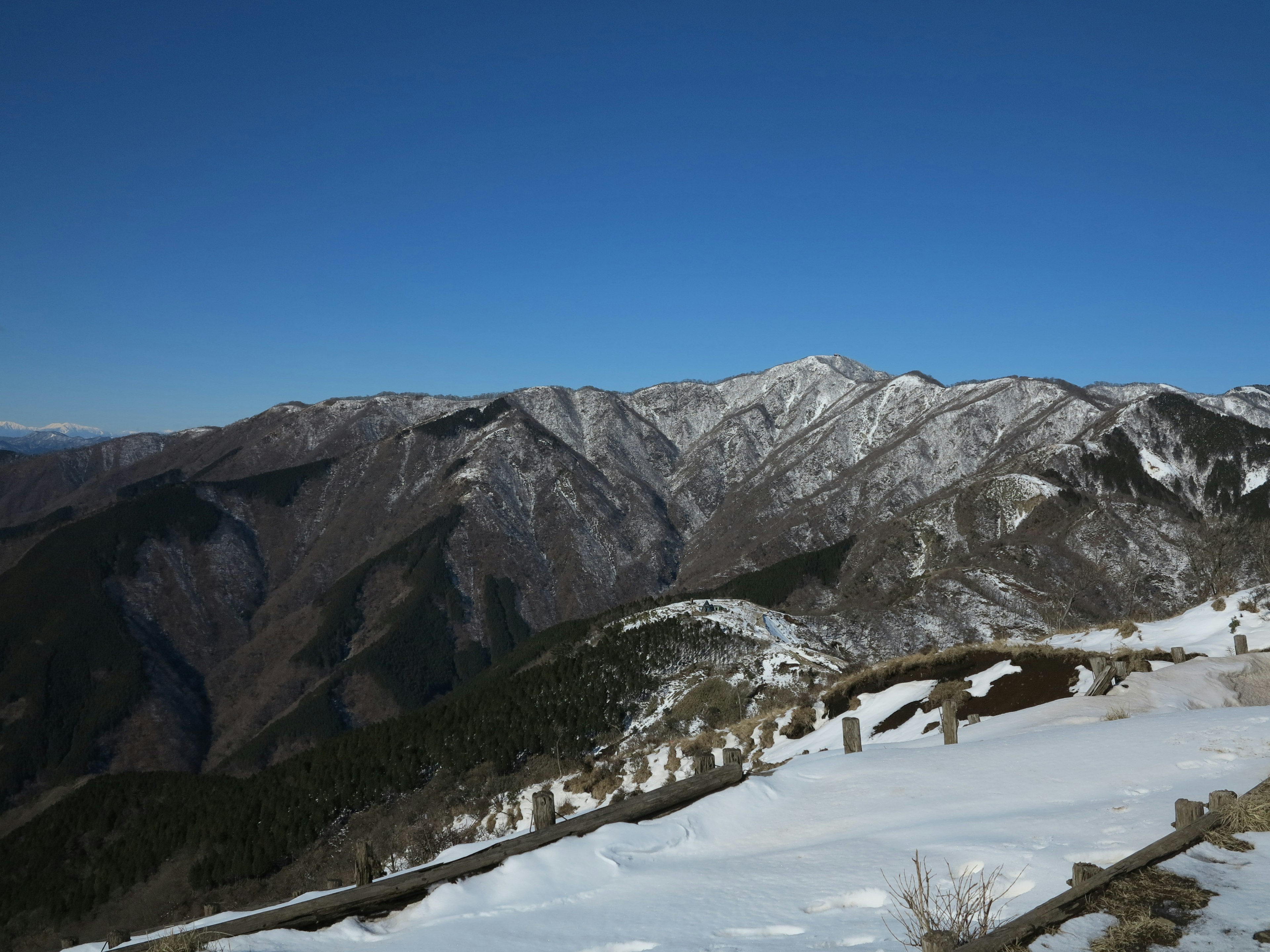 雪覆蓋的山脈和晴朗的藍天