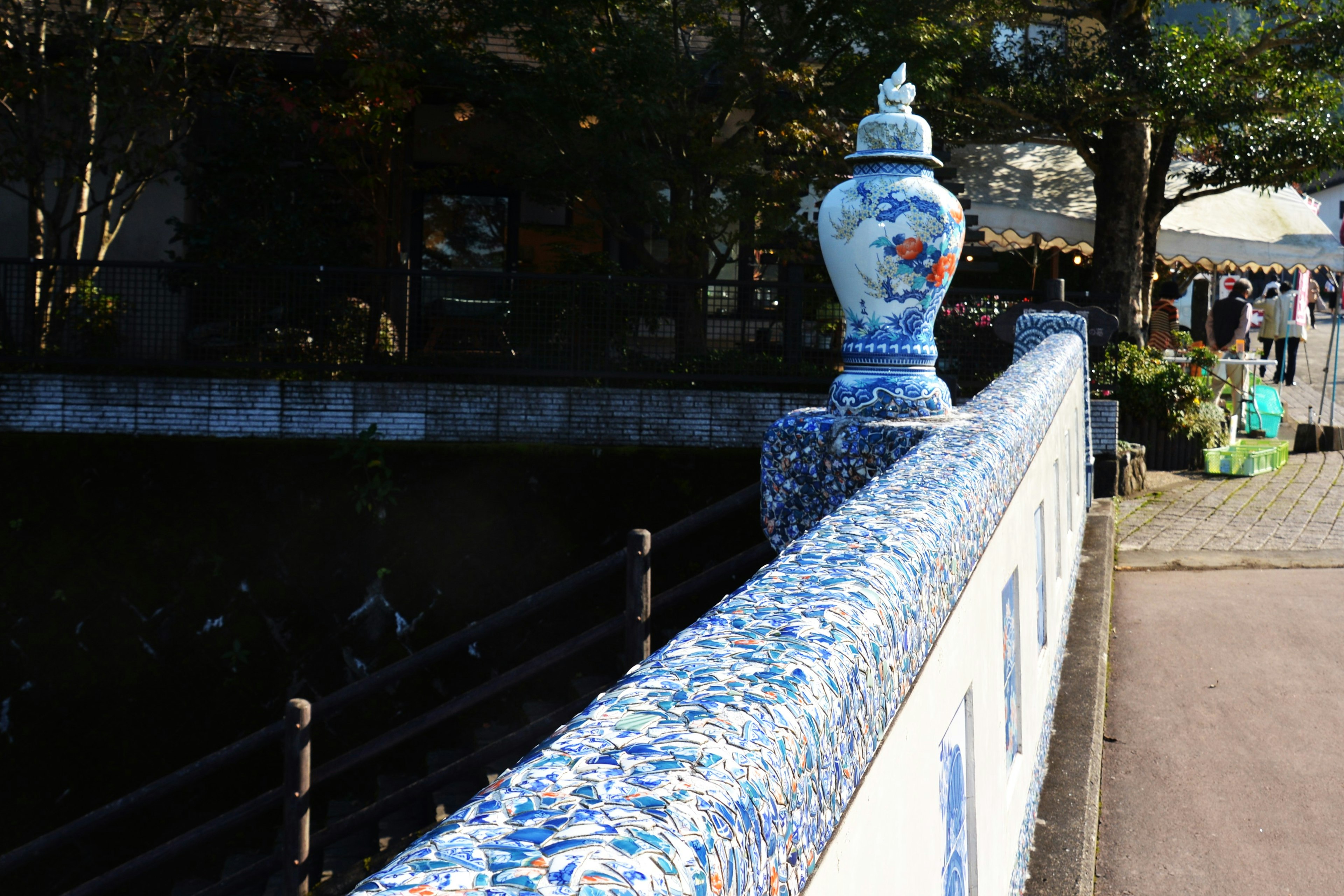 Garde-corps décoratif bleu et blanc d'un pont avec un vase en céramique