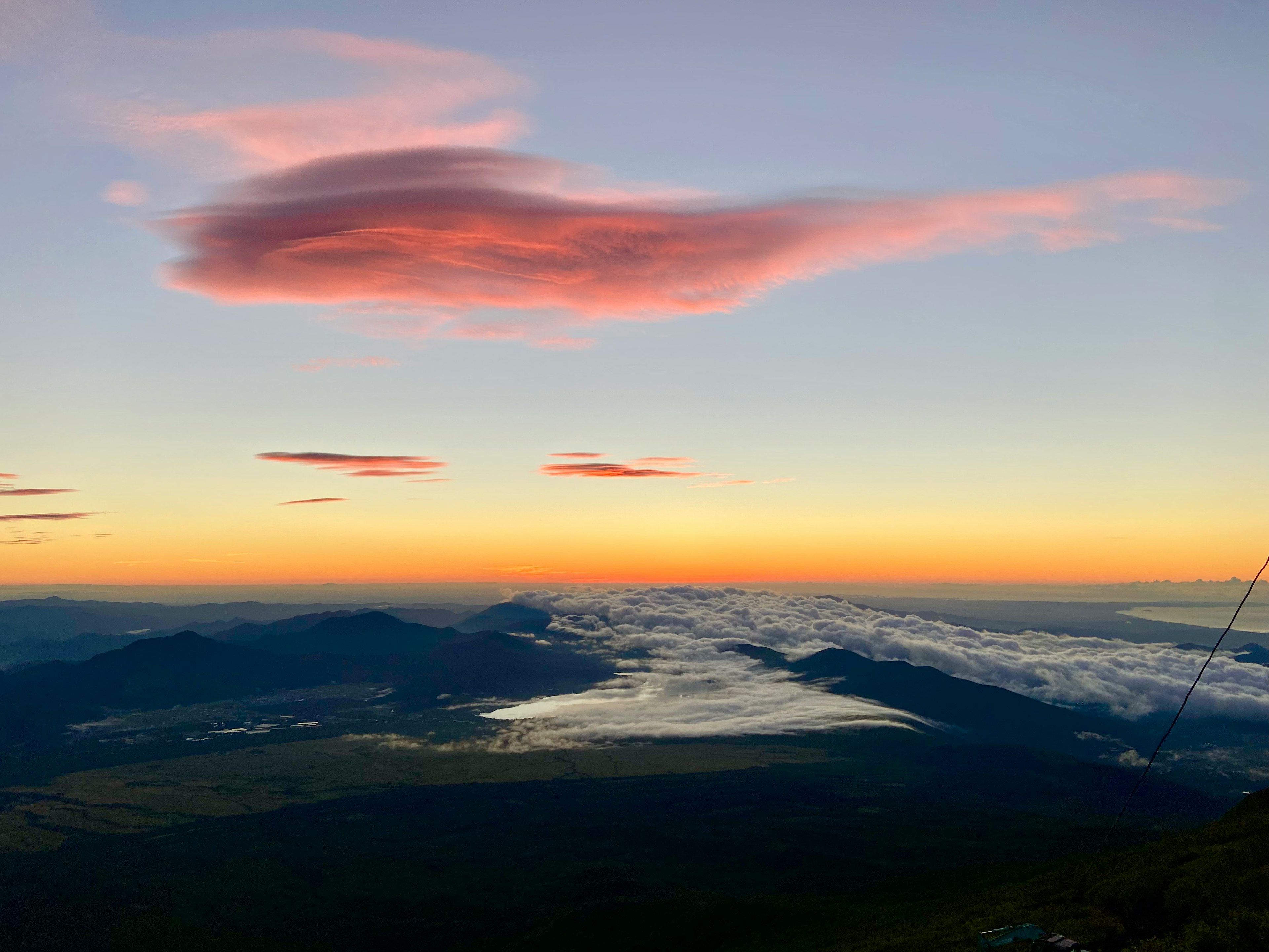 Paisaje montañoso con hermoso atardecer y nubes