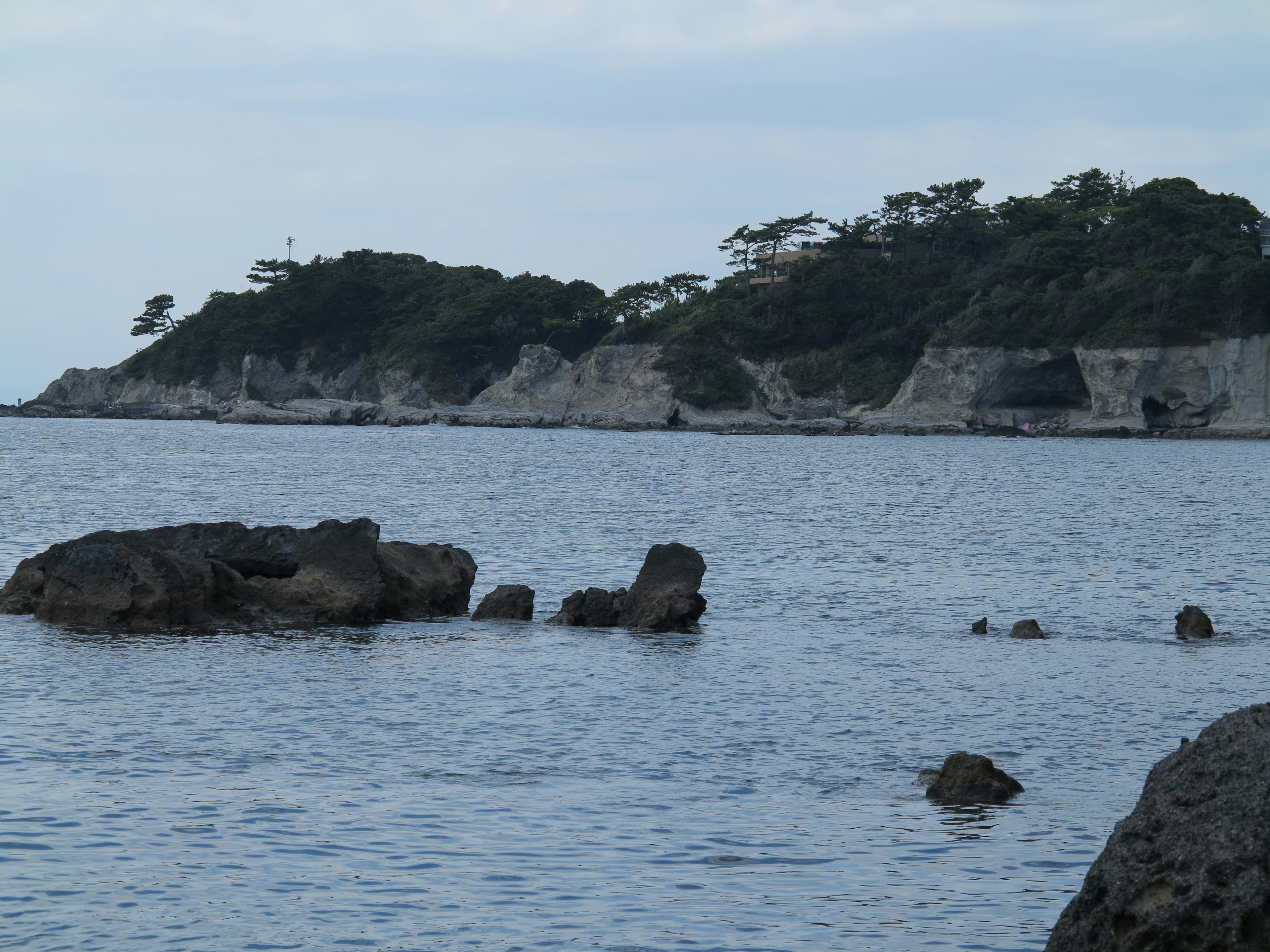 Vista costiera con rocce e scogliere in lontananza