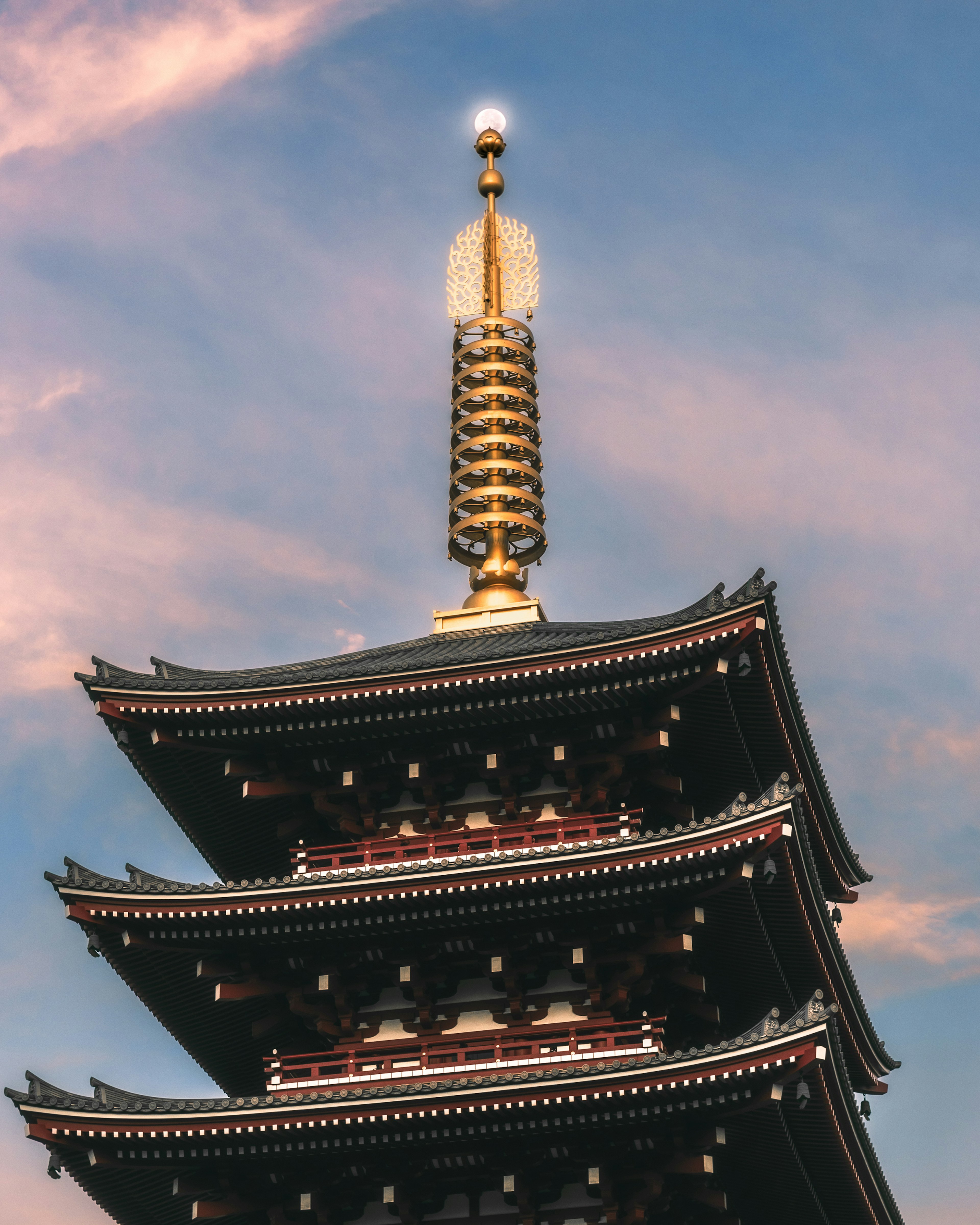 Pagode mit kunstvollen Details vor blauem Himmel