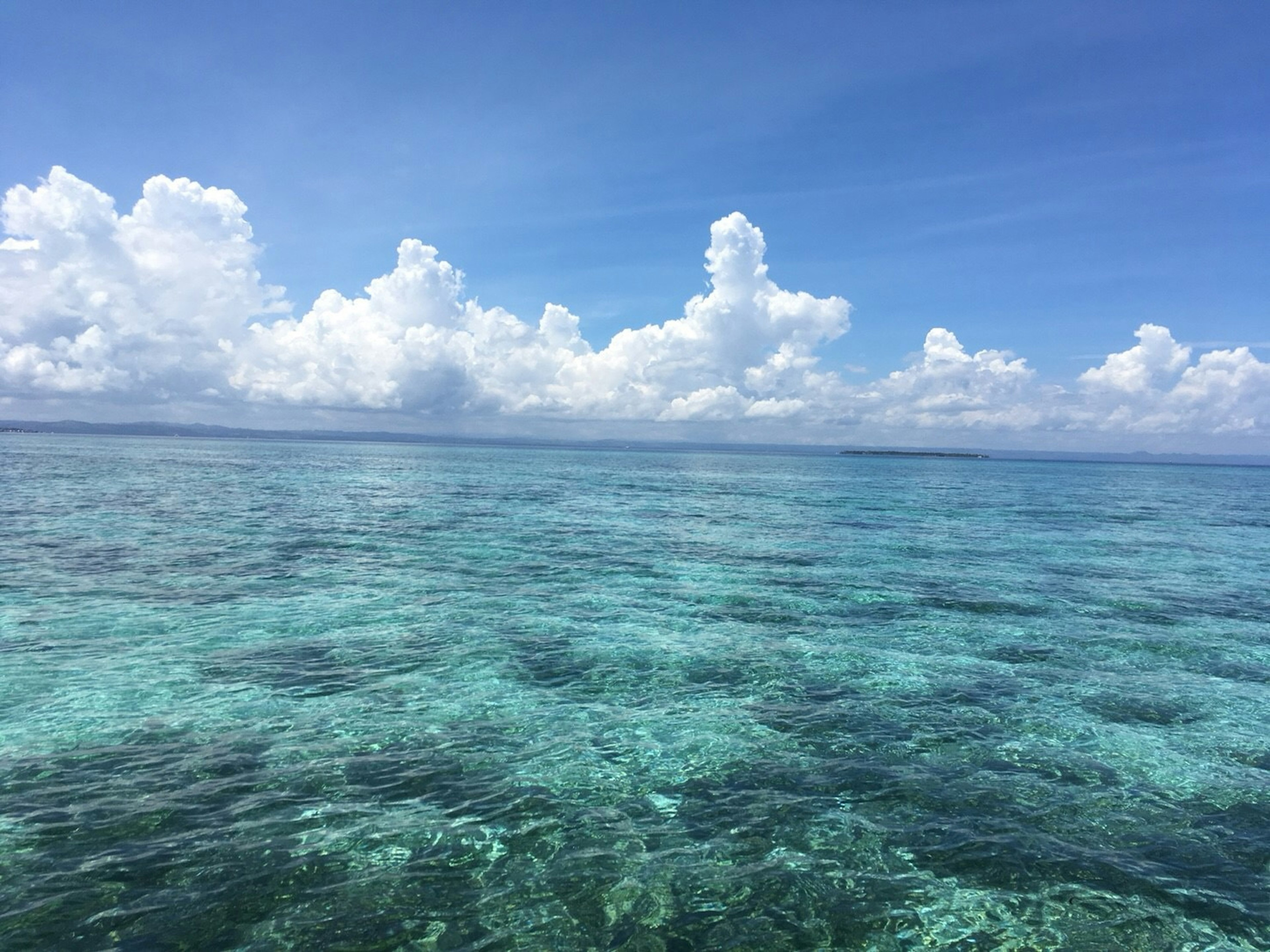 Wunderschöne Meereslandschaft mit türkisfarbenem Wasser und weißen Wolken