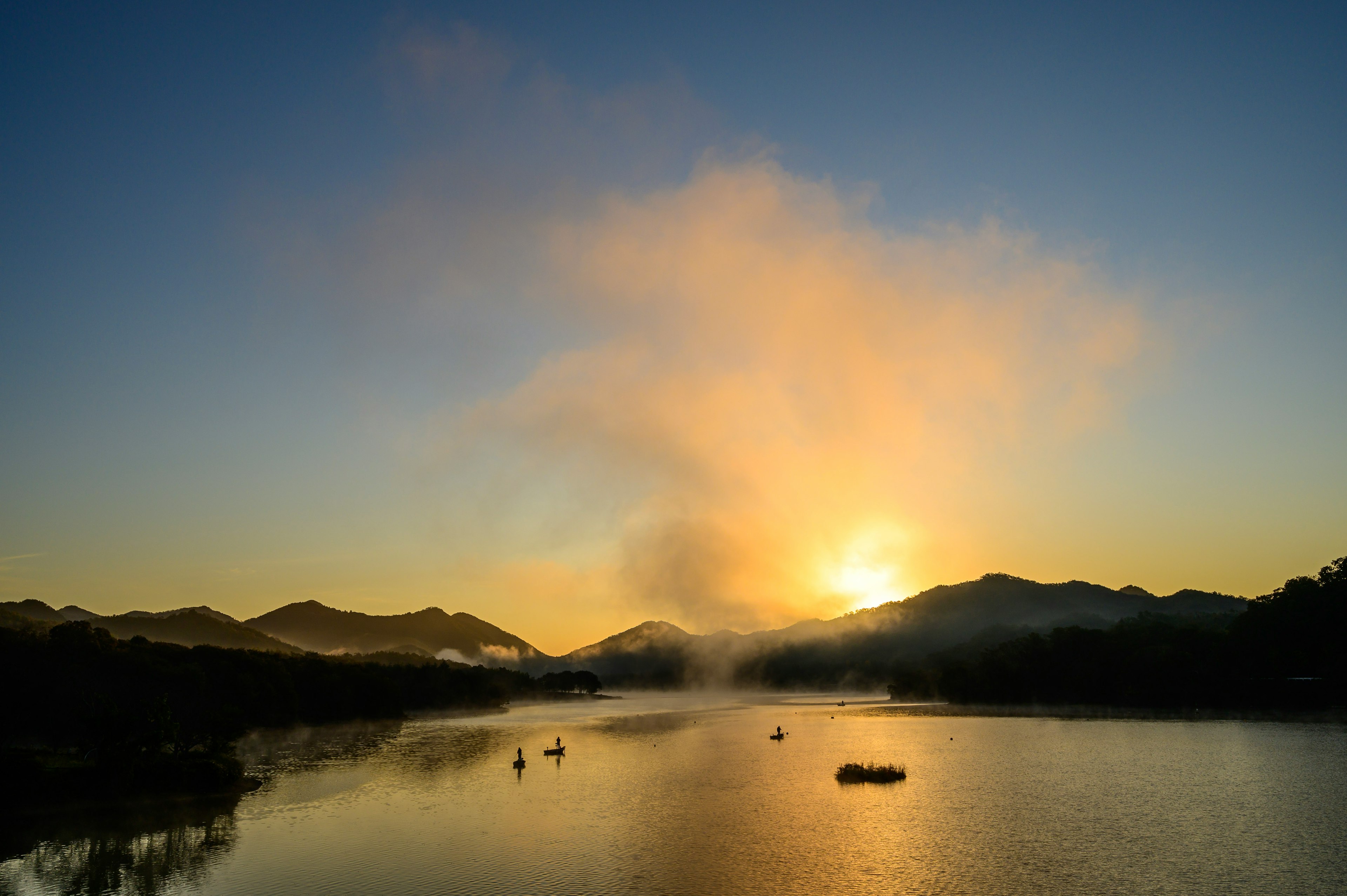 山々と湖の美しい日の出風景