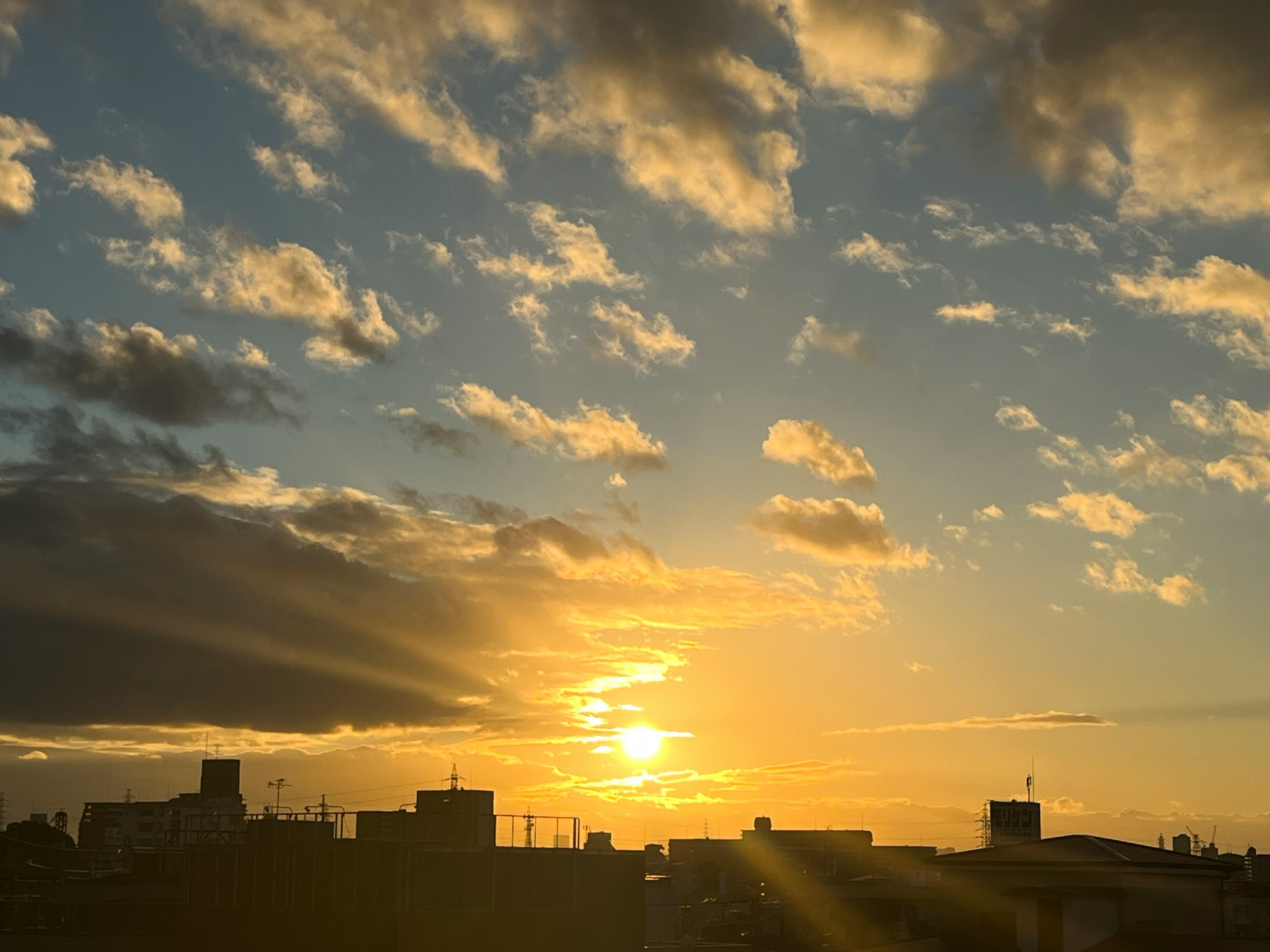 Schönes Landschaftsbild des Sonnenuntergangs mit Wolken und Stadt-Skyline