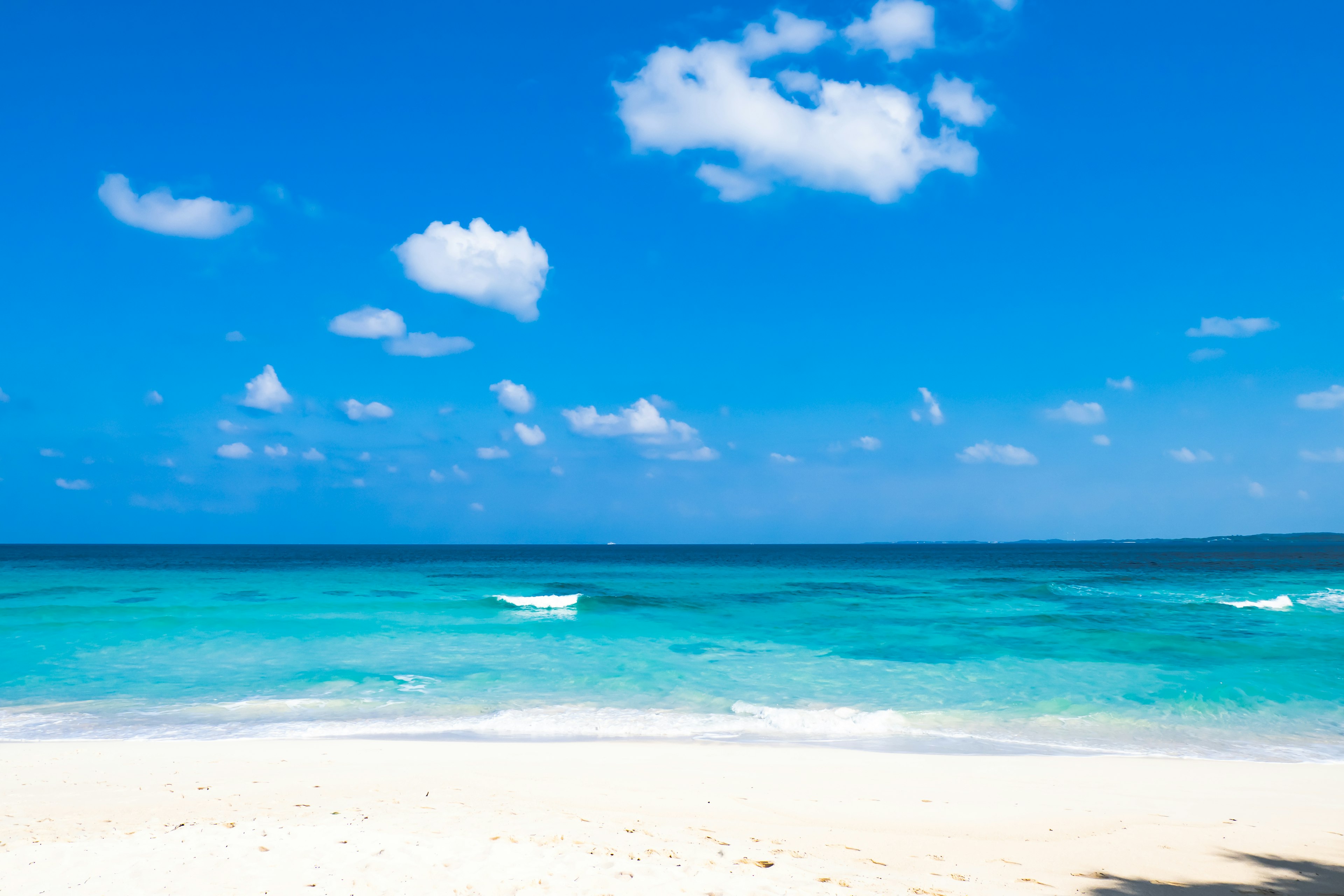 Pemandangan pantai yang indah dengan langit biru dan air pirus yang jernih