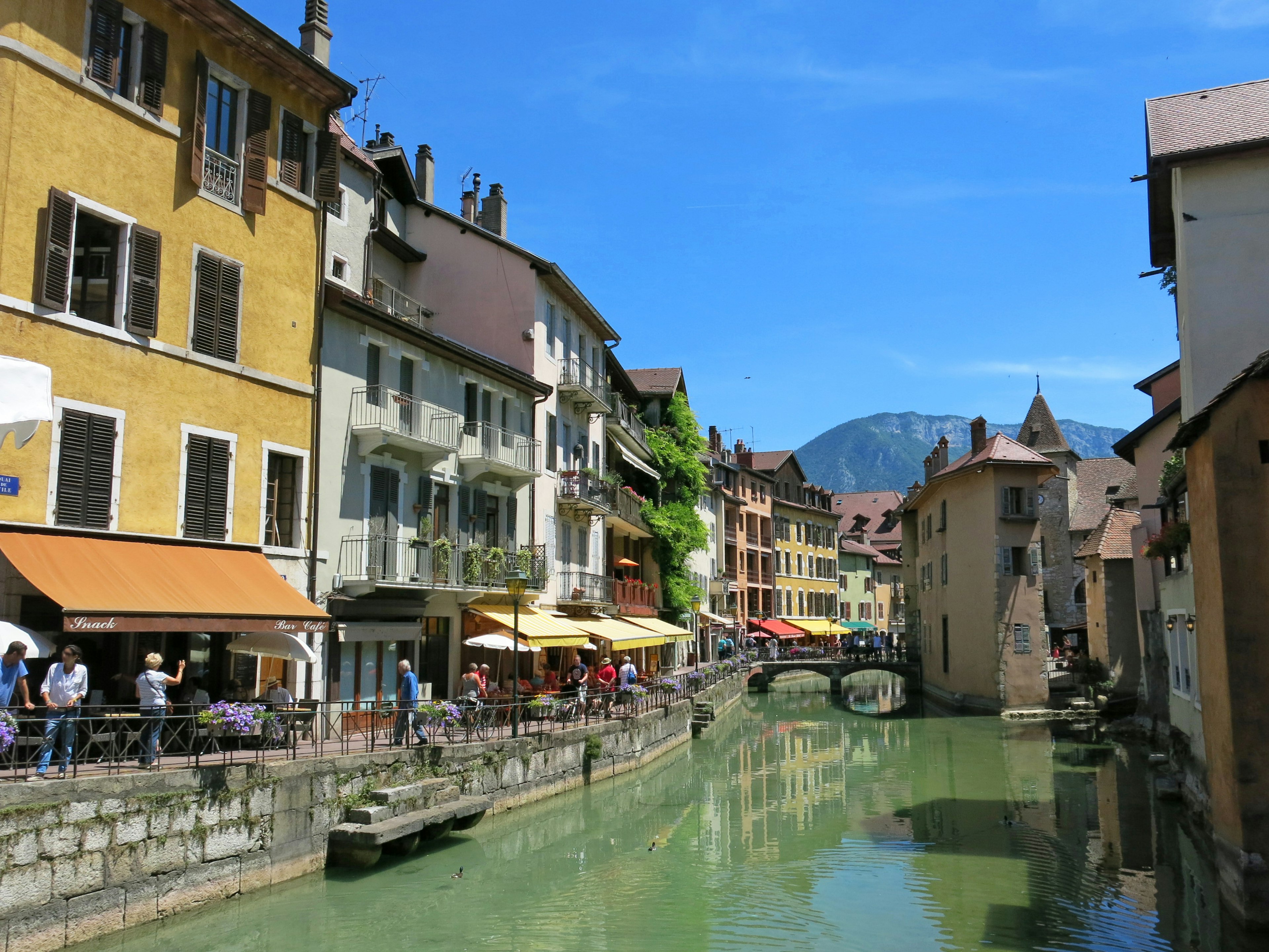 Charmanter Kanal mit bunten Gebäuden und Straßencafés