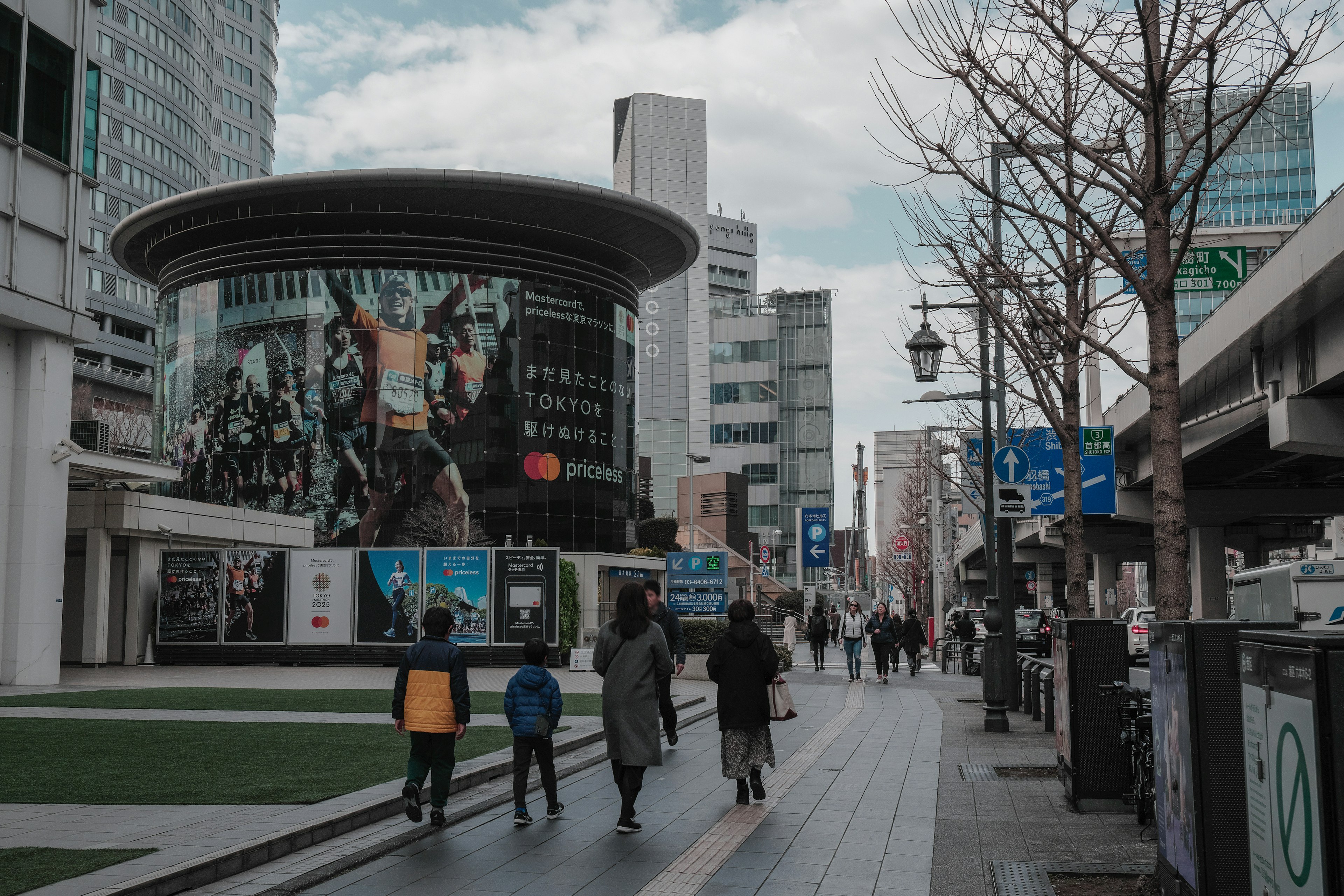 城市街景，行人和现代建筑外观