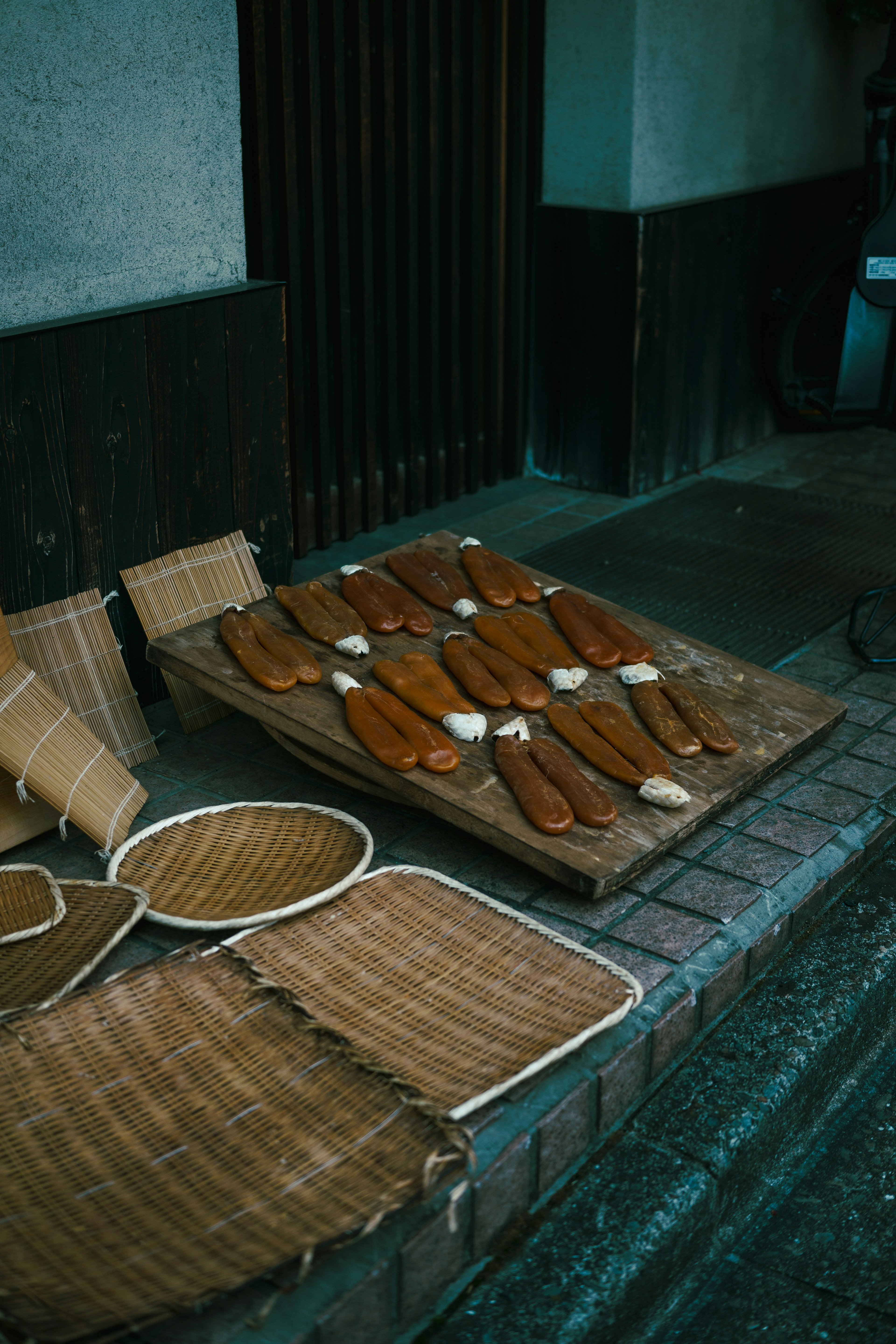 Douceurs japonaises traditionnelles exposées sur une plateforme en bois avec des pâtisseries