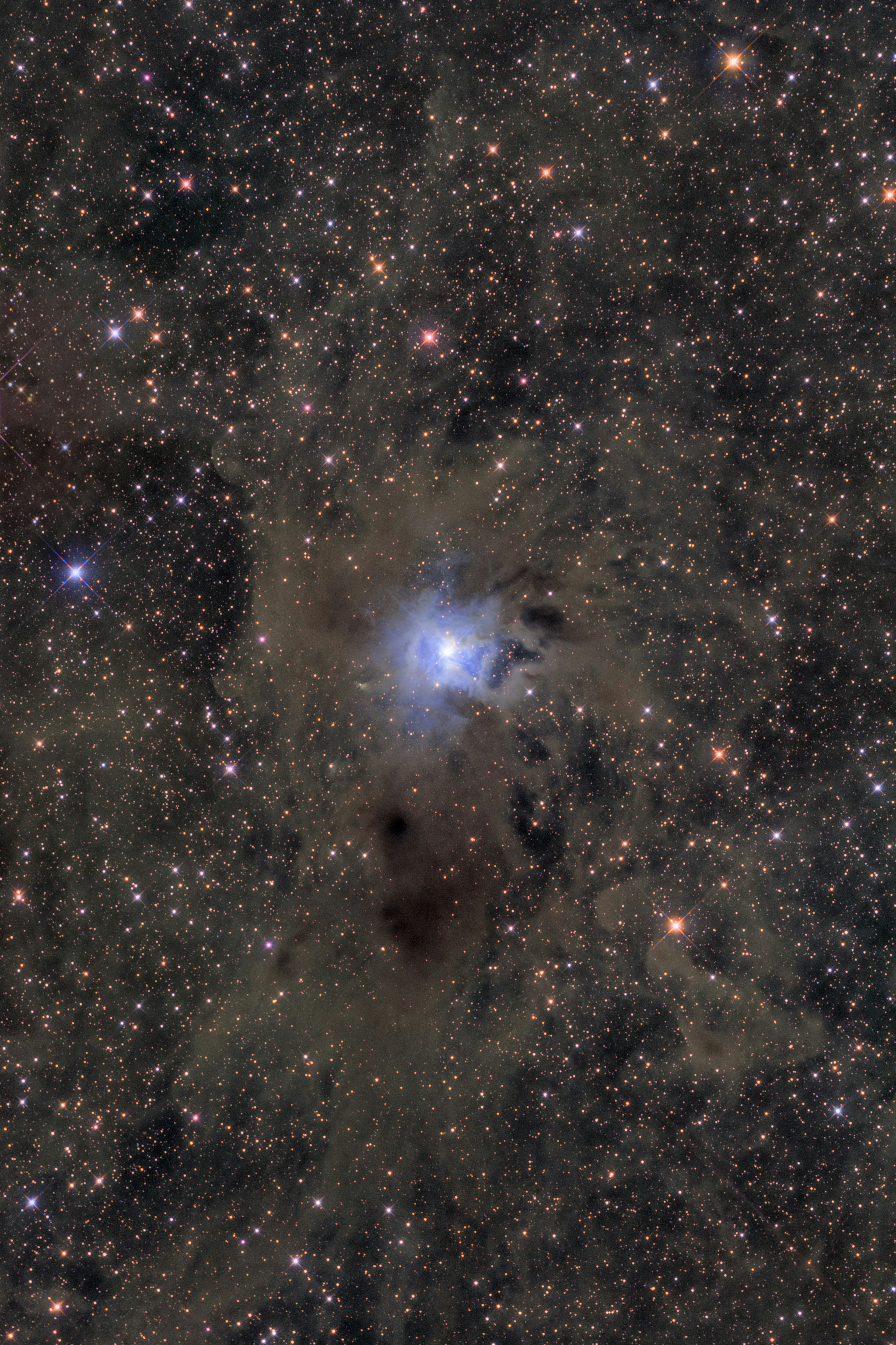 Gambar nebula dengan cahaya biru terang di pusatnya