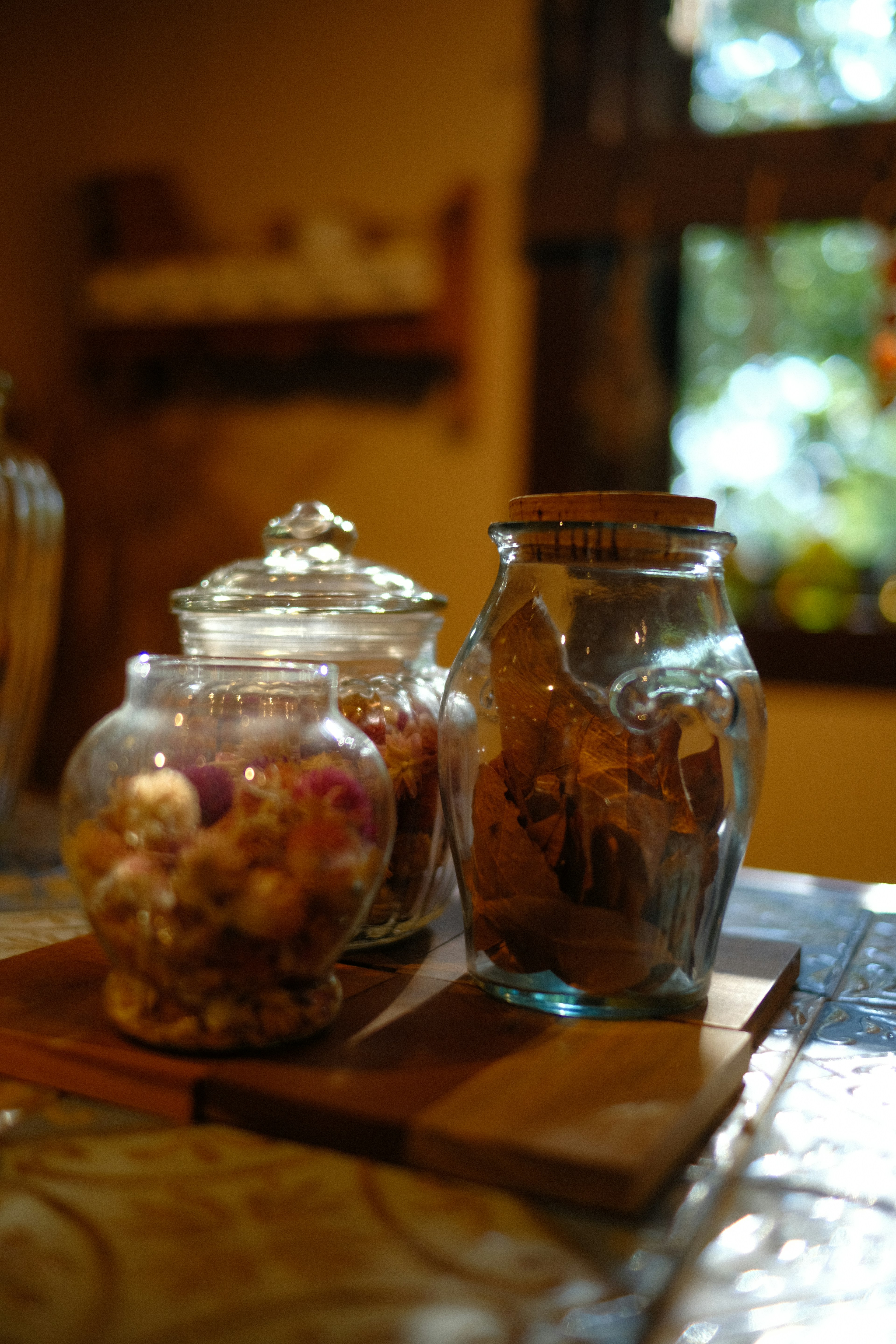 Bocaux en verre remplis de bonbons et d'épices sur une table en bois