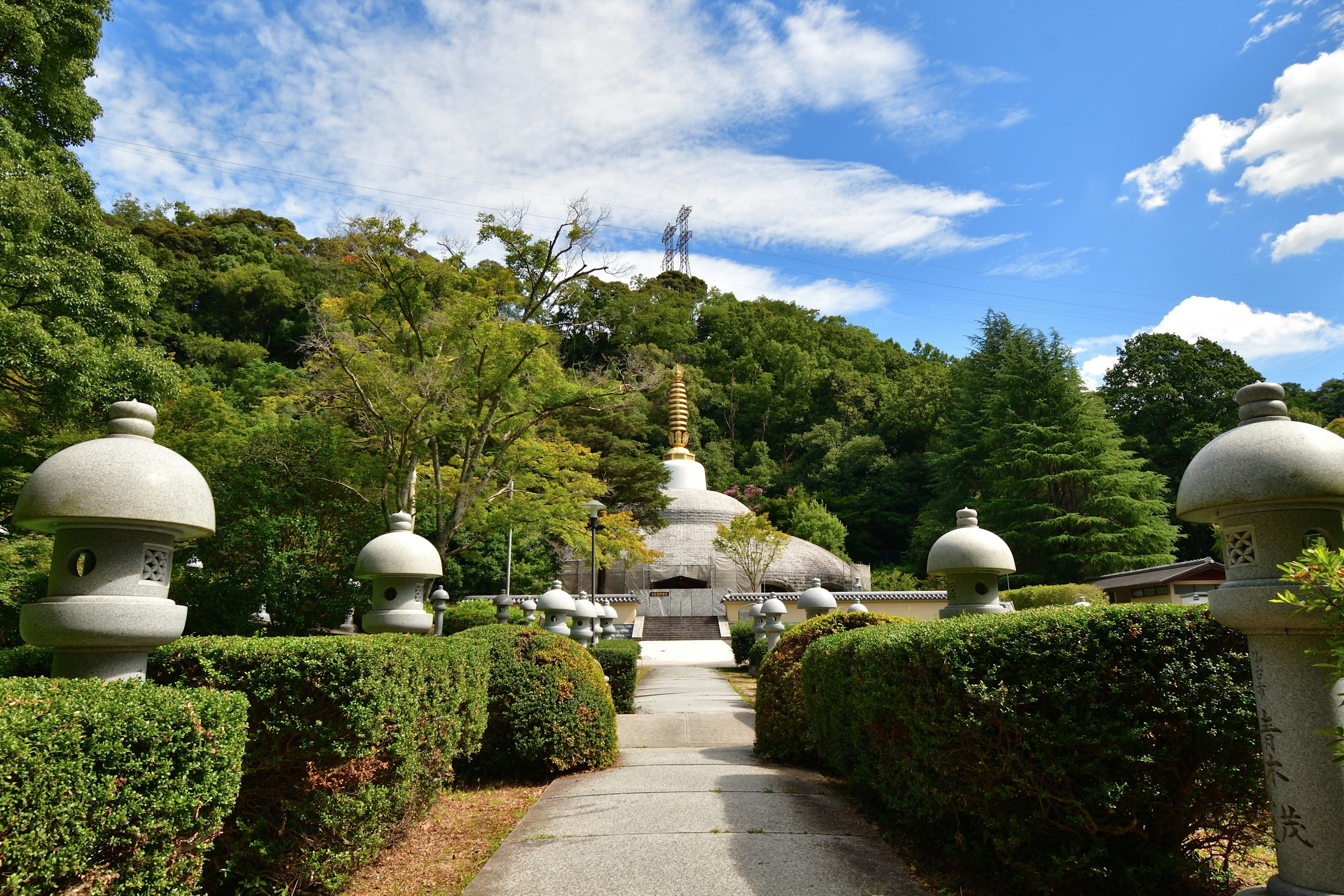 緑に囲まれた仏塔と庭の風景