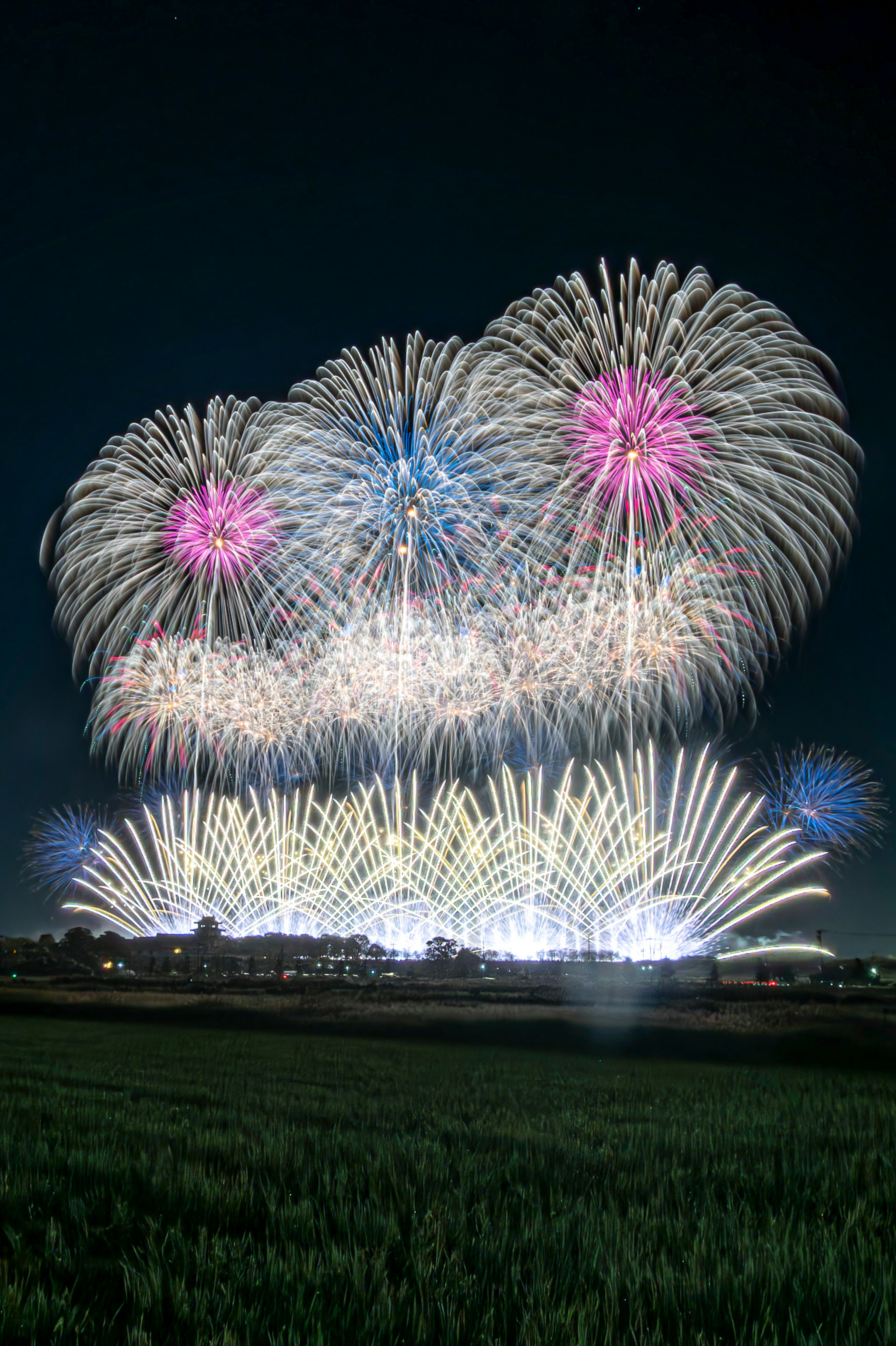 Spettacolo di fuochi d'artificio colorati che illumina il cielo notturno