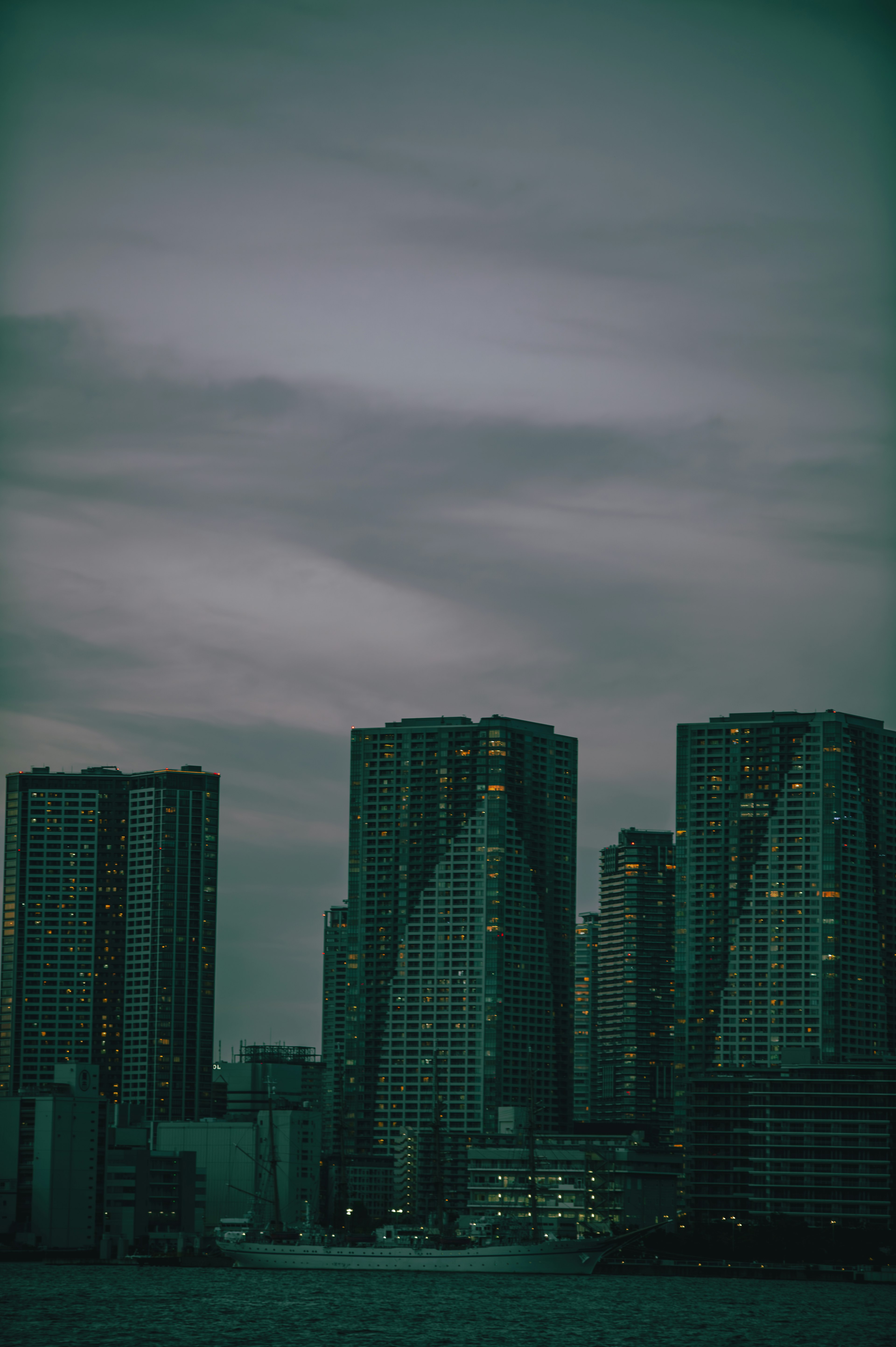 夜空下的高層建築輪廓