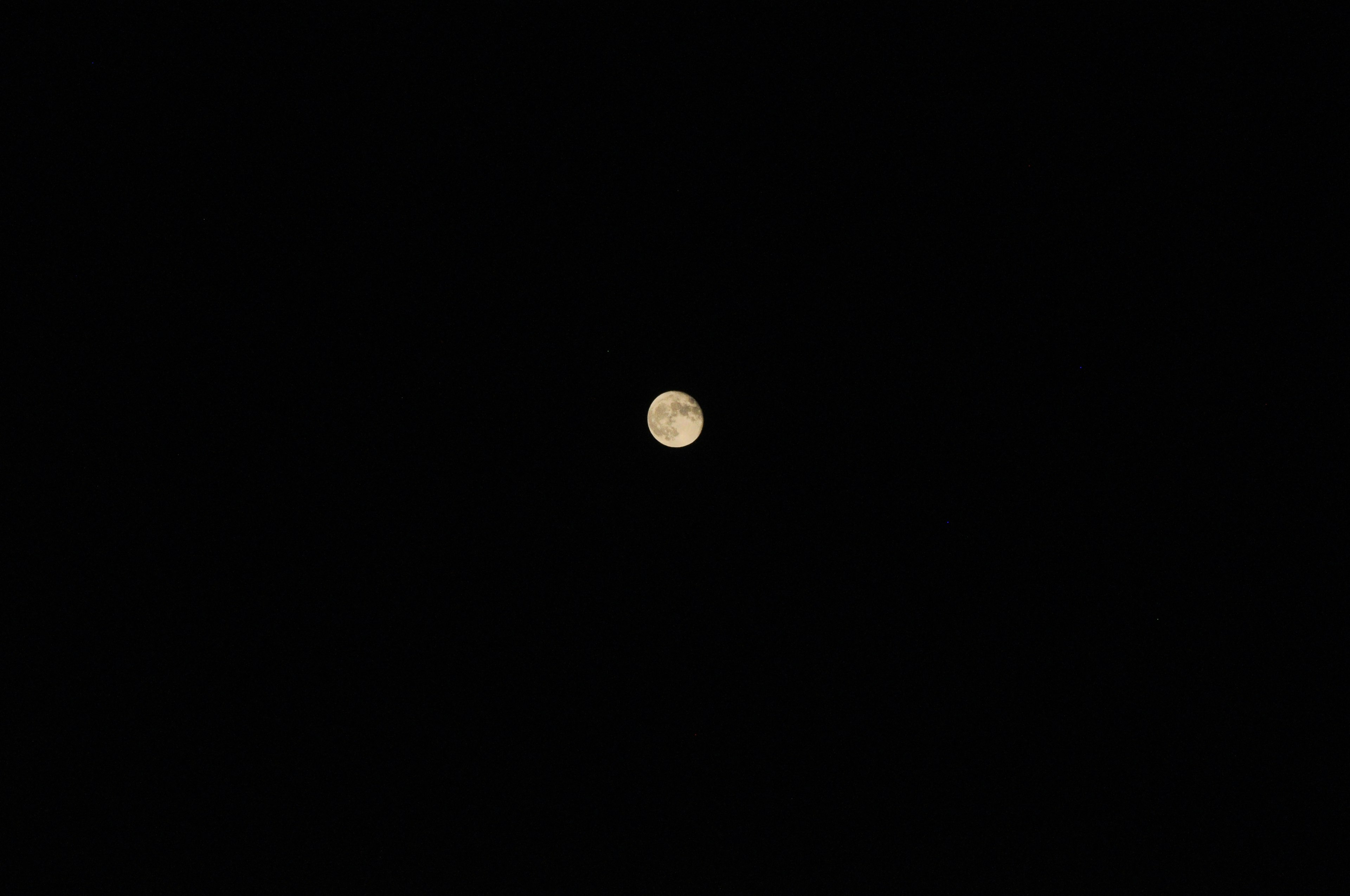 Luna brillante en el cielo nocturno