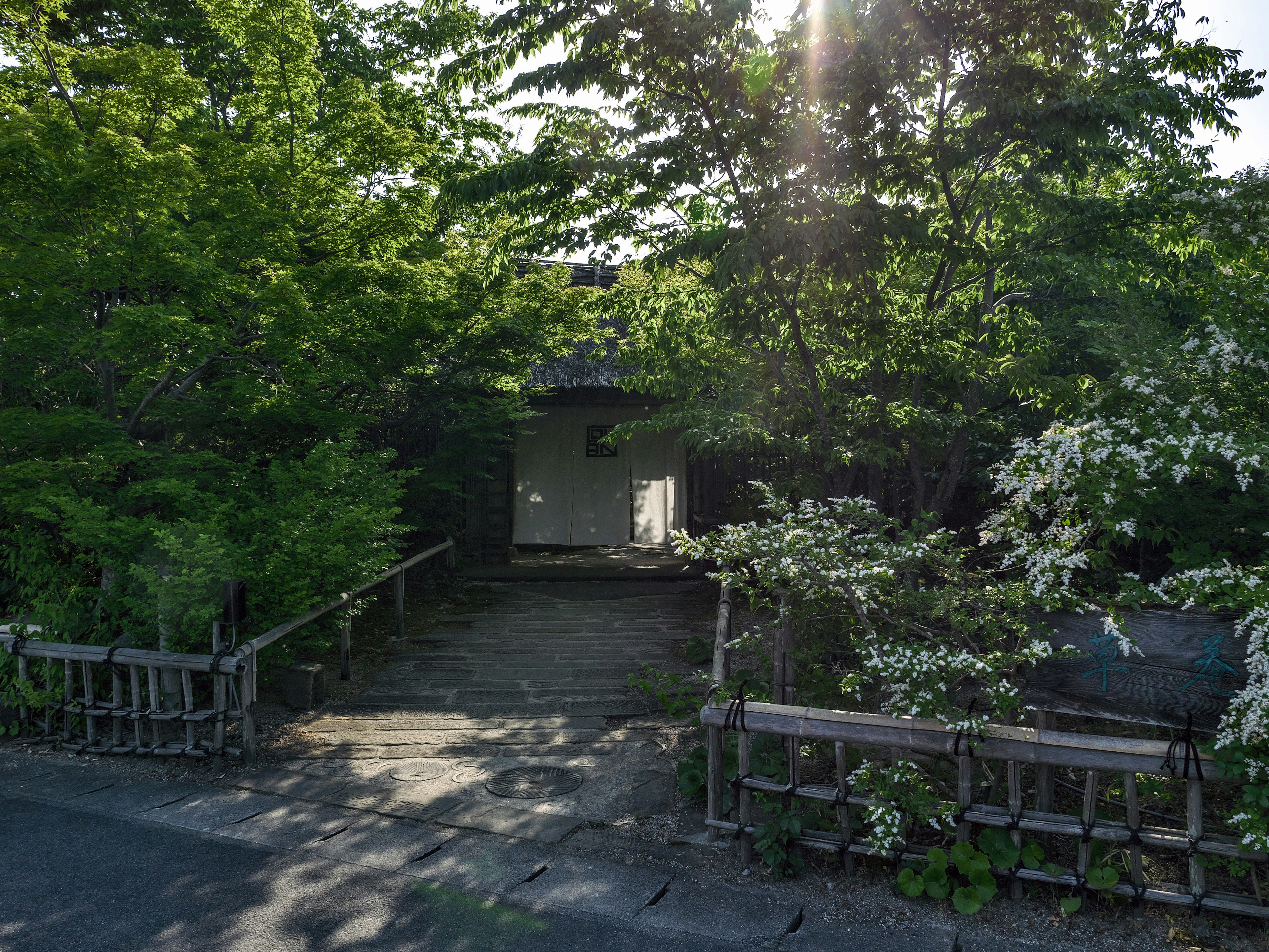 Extérieur d'une maison sereine entourée de verdure luxuriante