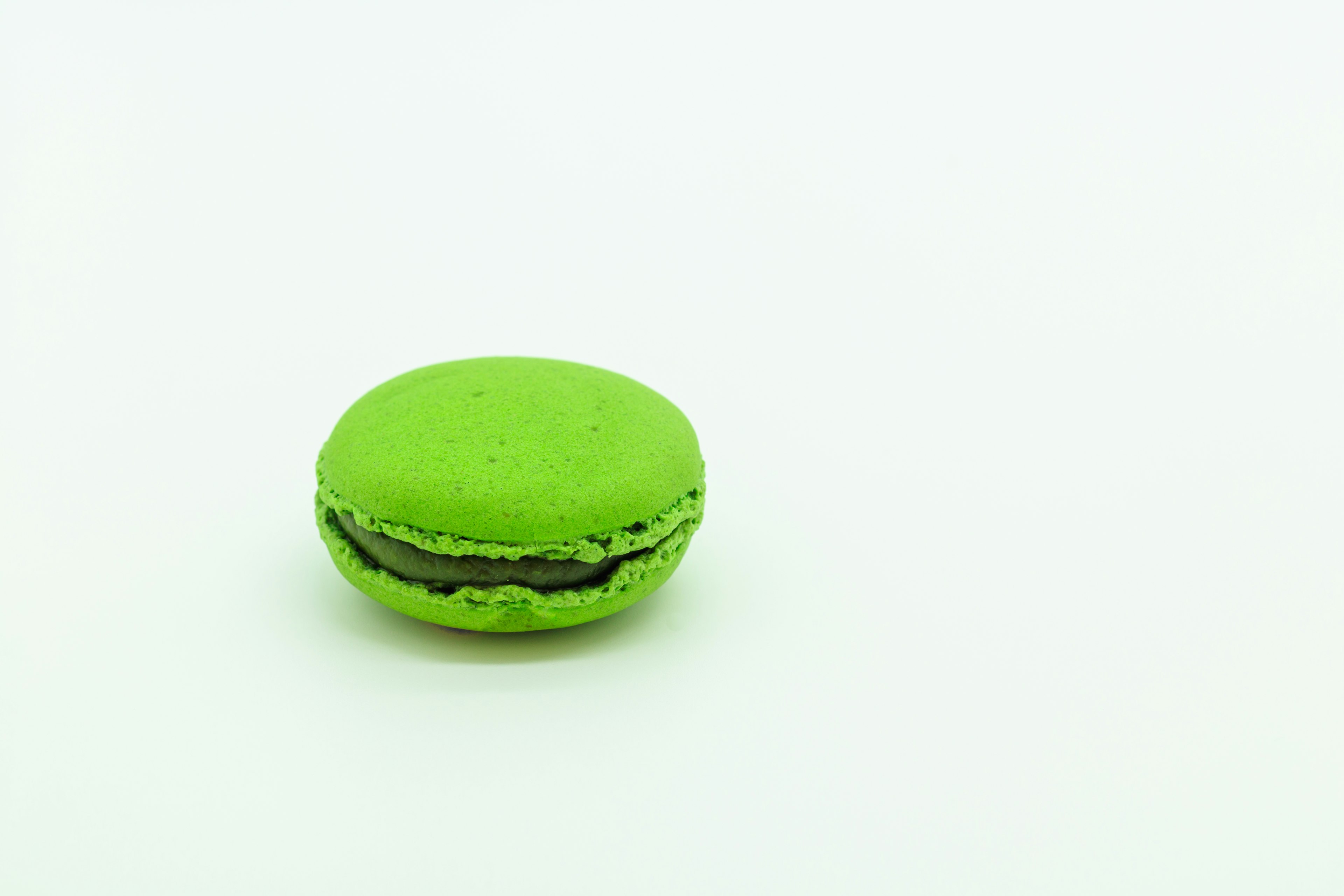 Un macaron vert sur un fond blanc