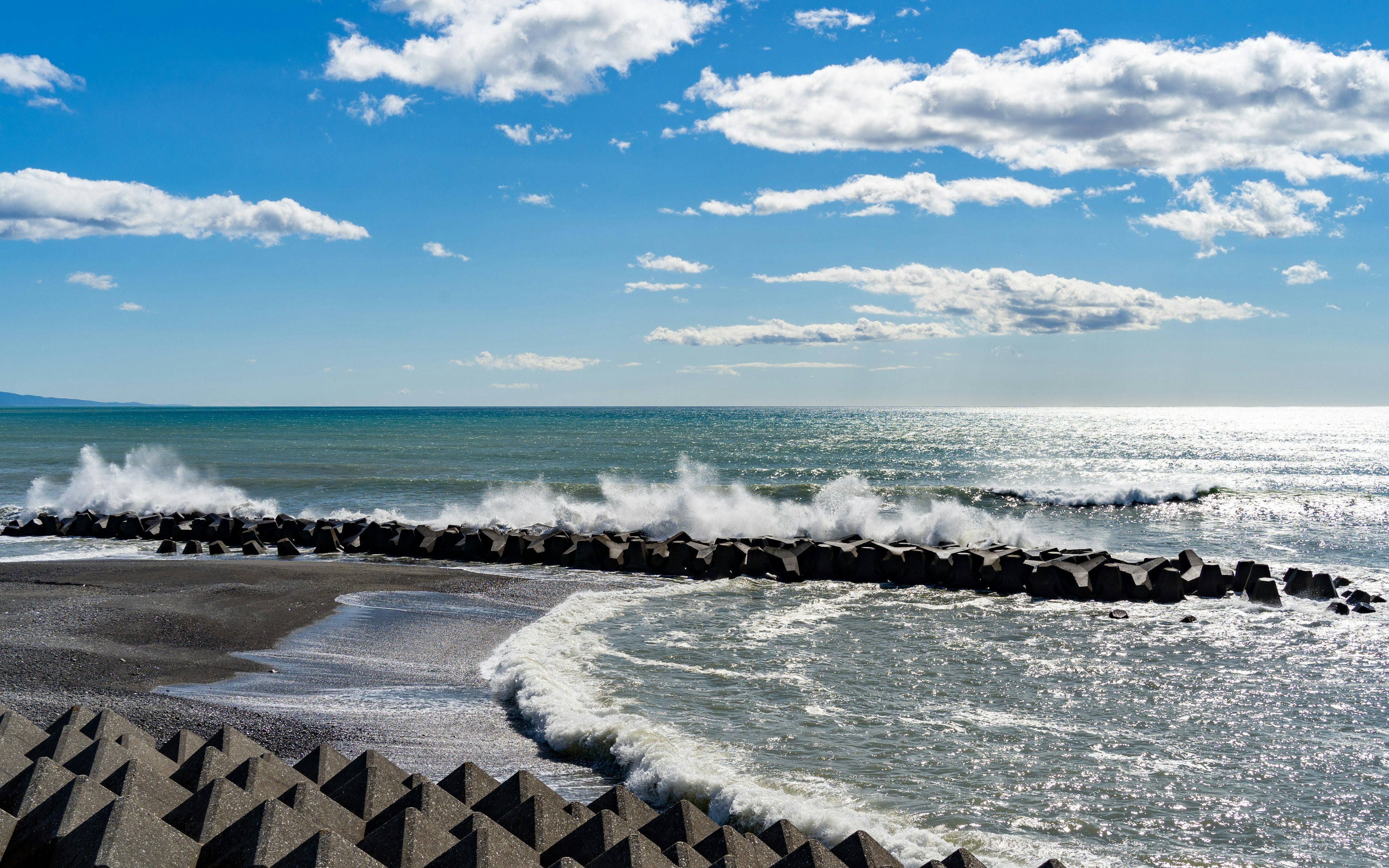 海浪拍打岩石屏障下的美丽景色和蓝天