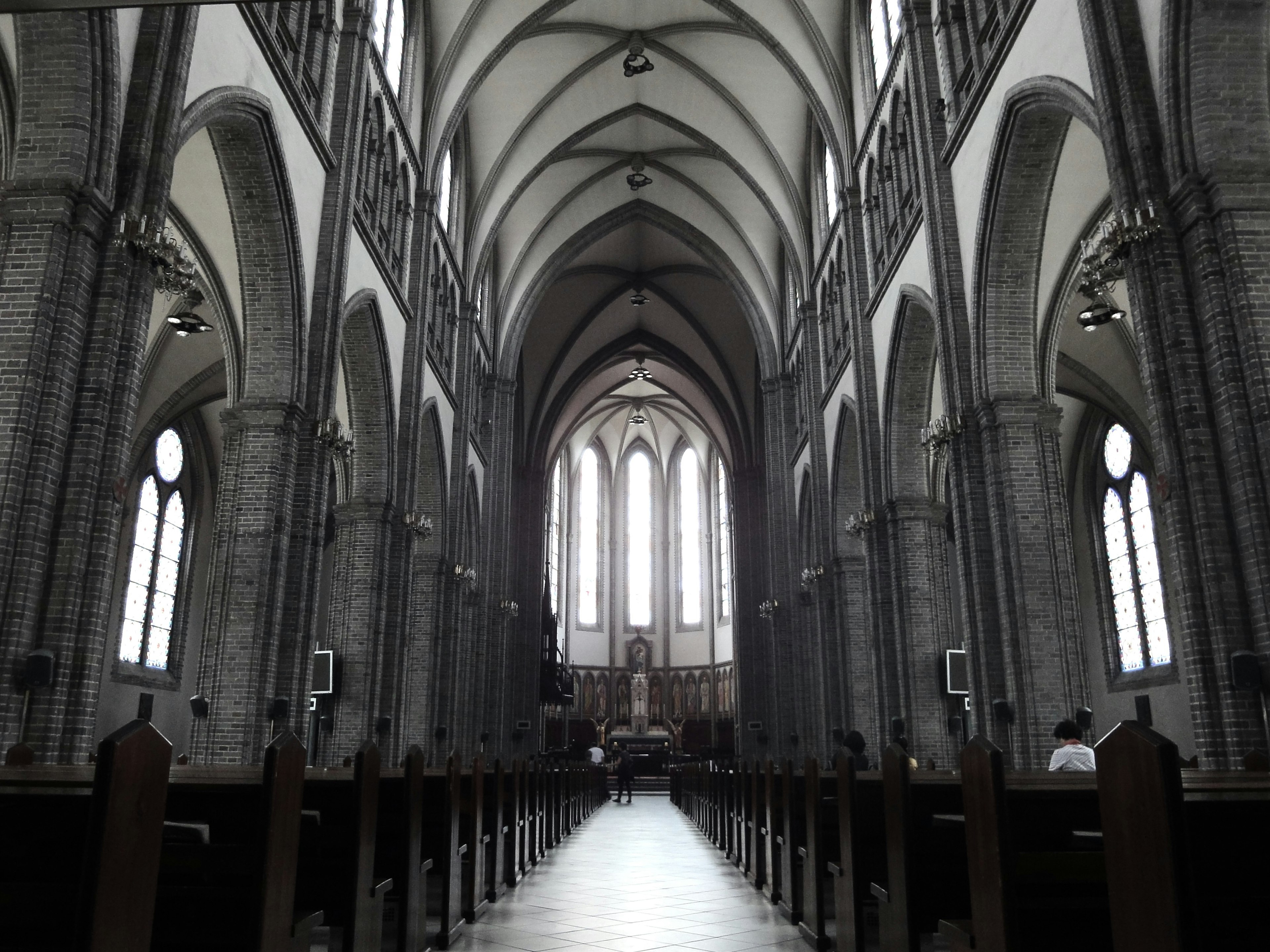 Interior gereja gotik yang megah Jendela cerah dan lengkungan tinggi Desain langit-langit yang mencolok