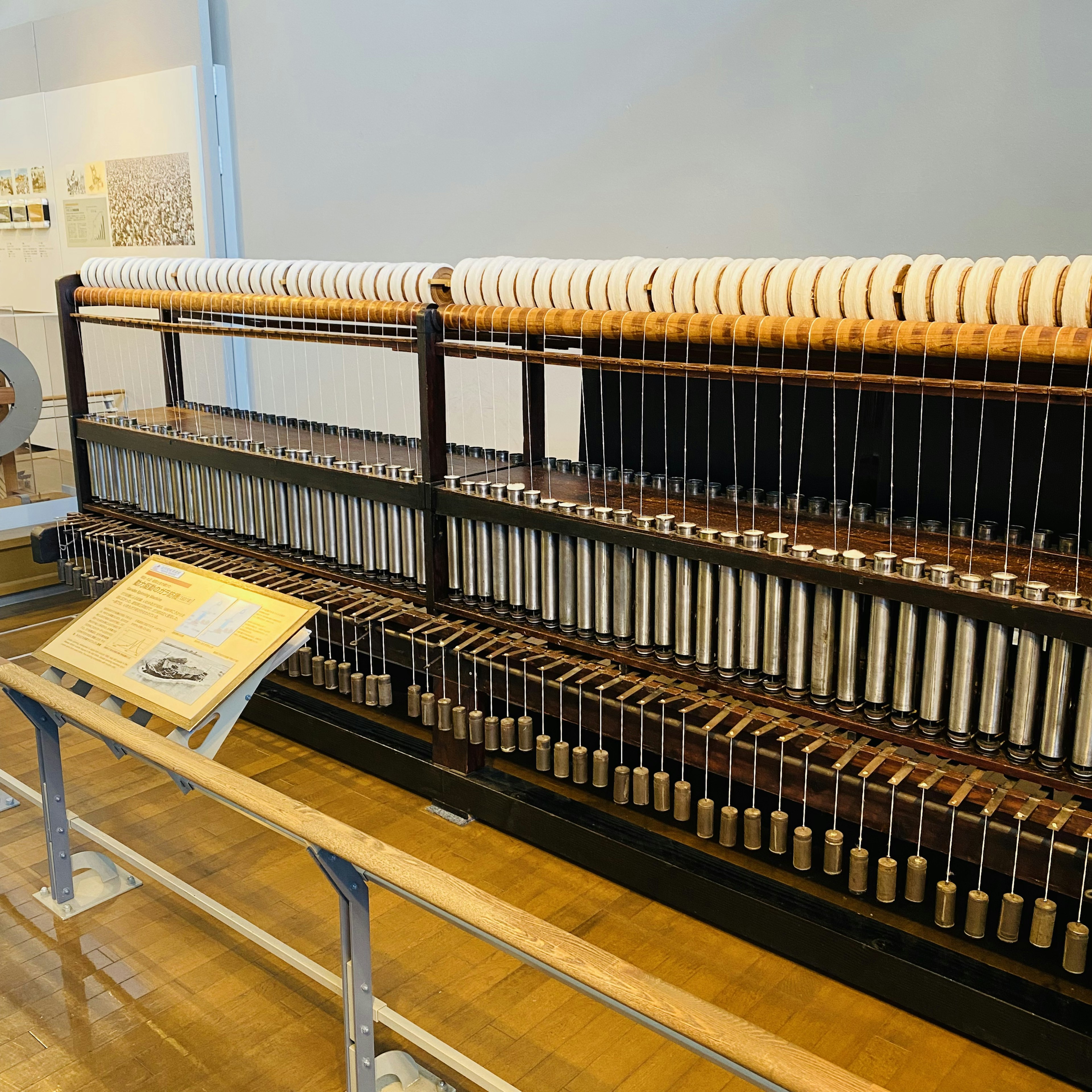 Exhibición de un telar antiguo con lanzaderas de madera y bobinas